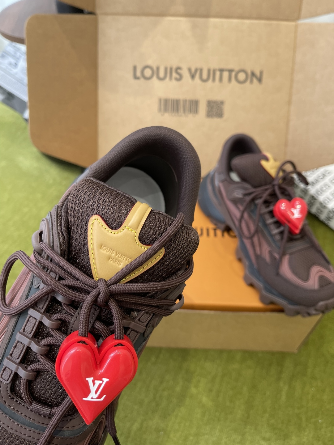 Louis Vuitton vuitton路易威登 最新款 SUMMIT机能 徒步鞋 运动鞋（配饰 60） 1比1开发 2026春夏男装系列新品 融合品牌工艺与户外徒步风格 鞋面采用透气网布+合成材质 前卫感满满 抓地力强 适合多种地形 细节处有LV标志 品牌辨识度拉满 日常穿搭或户外徒步都很OK舒适又 裤装搭配超赞 市场独家上新 MD组合TPU大底