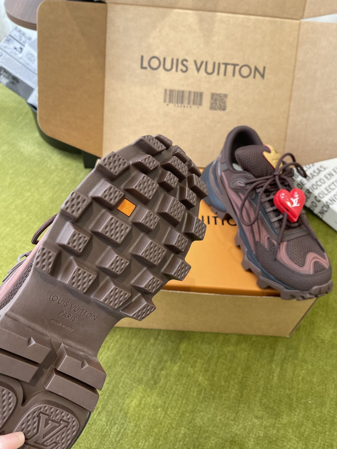 Louis Vuitton vuitton路易威登 最新款 SUMMIT机能 徒步鞋 运动鞋（配饰 60） 1比1开发 2026春夏男装系列新品 融合品牌工艺与户外徒步风格 鞋面采用透气网布+合成材质 前卫感满满 抓地力强 适合多种地形 细节处有LV标志 品牌辨识度拉满 日常穿搭或户外徒步都很OK舒适又 裤装搭配超赞 市场独家上新 MD组合TPU大底