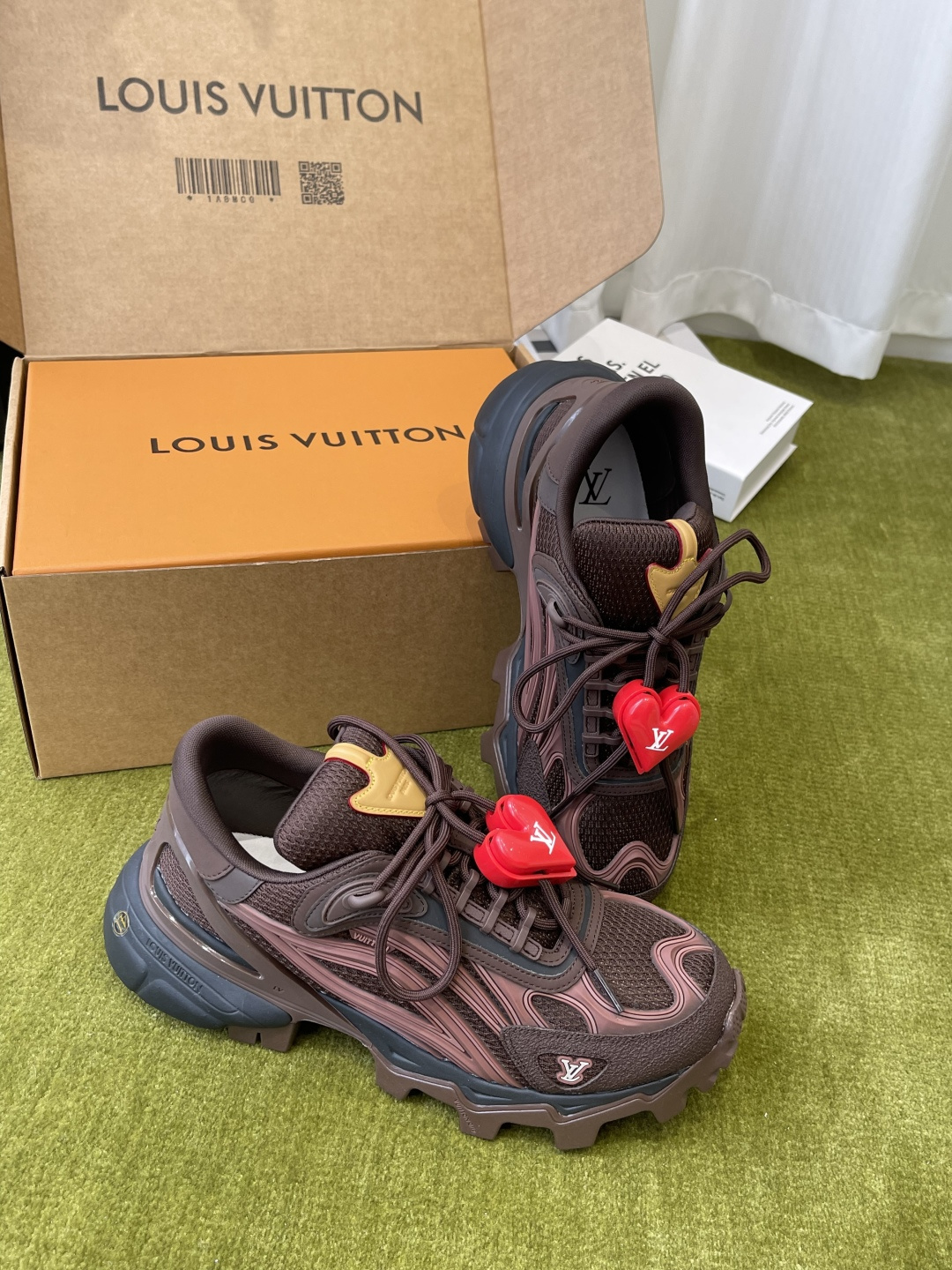 Louis Vuitton vuitton路易威登 最新款 SUMMIT机能 徒步鞋 运动鞋（配饰 60） 1比1开发 2026春夏男装系列新品 融合品牌工艺与户外徒步风格 鞋面采用透气网布+合成材质 前卫感满满 抓地力强 适合多种地形 细节处有LV标志 品牌辨识度拉满 日常穿搭或户外徒步都很OK舒适又 裤装搭配超赞 市场独家上新 MD组合TPU大底