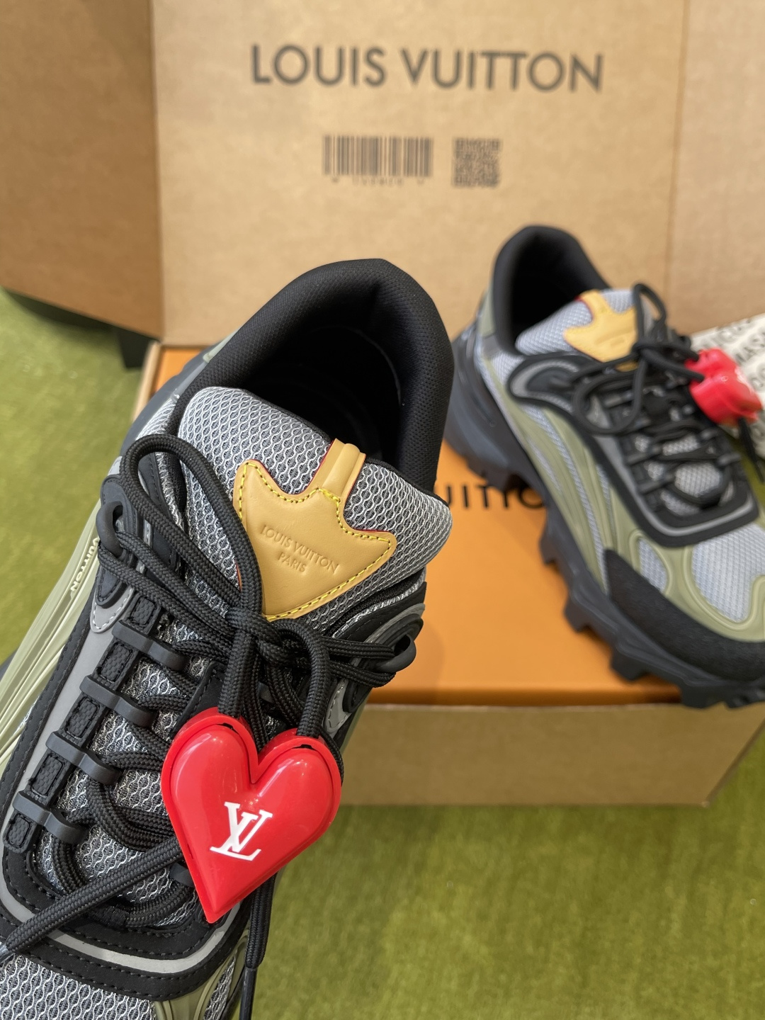 Louis Vuitton vuitton路易威登 最新款 SUMMIT机能 徒步鞋 运动鞋（配饰 60） 1比1开发 2026春夏男装系列新品 融合品牌工艺与户外徒步风格 鞋面采用透气网布+合成材质 前卫感满满 抓地力强 适合多种地形 细节处有LV标志 品牌辨识度拉满 日常穿搭或户外徒步都很OK舒适又 裤装搭配超赞 市场独家上新 MD组合TPU大底