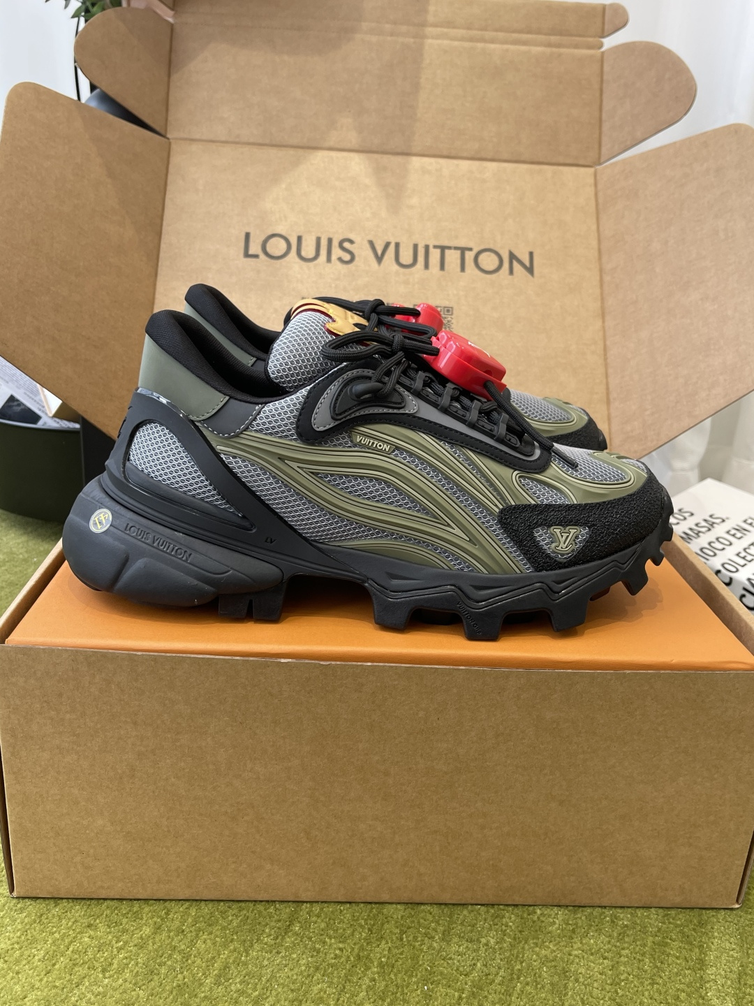 NO:750876,Louis vuitton Louis Vuitton's latest SUMMIT functional hiking shoes sneakers (60 accessories) top version original 1:1 development 2026 spring and summer men's series new products combine brand craftsmanship with outdoor hiking style. The upper is made of breathable mesh + synthetic materials. It has a full sense of avant-garde and strong grip. It is suitable for a variety of terrains. There is an LV logo on the details. The brand is fully recognizable. It is OK for daily wear or outdoor hiking. It is comfortable and fashionable. The trousers match is great.  Exclusively launched on the market, new MD combination TPU outsole, size 39-45, casual shoes/sports shoes, louis vuitton, louis vuitton, louis vuitton, sneakers19860909Louis vuitton路易威登 最新款 SUMMIT机能 徒步鞋 运动鞋（配饰60）顶级版本 原版1比1开发 2026春夏男装系列新品 融合品牌工艺与户外徒步风格 鞋面采用透气网布+合成材质 前卫感满满 抓地力强 适合多种地形 细节处有LV标志 品牌辨识度拉满 日常穿搭或户外徒步都很OK舒适又时髦 裤装搭配超赞 市场独家上新 MD组合TPU大底 码数39-45,休闲鞋/运动鞋,louis vuitton,louis vuitton,louis vuitton,sneakers,Women's Shoes