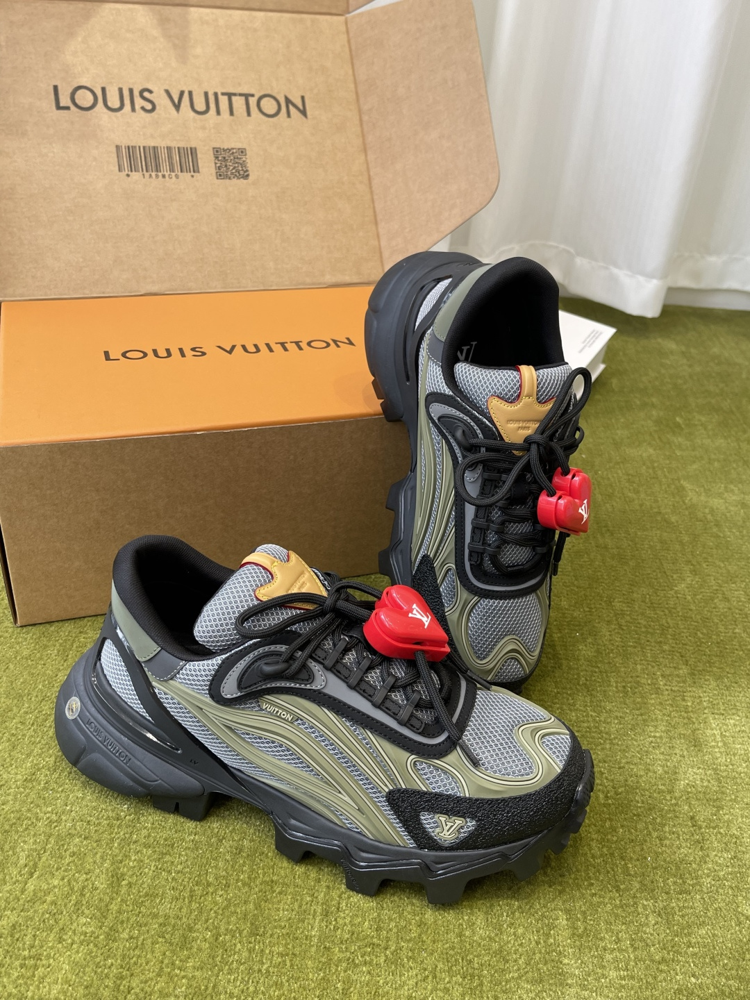 Louis Vuitton vuitton路易威登 最新款 SUMMIT机能 徒步鞋 运动鞋（配饰 60） 1比1开发 2026春夏男装系列新品 融合品牌工艺与户外徒步风格 鞋面采用透气网布+合成材质 前卫感满满 抓地力强 适合多种地形 细节处有LV标志 品牌辨识度拉满 日常穿搭或户外徒步都很OK舒适又 裤装搭配超赞 市场独家上新 MD组合TPU大底