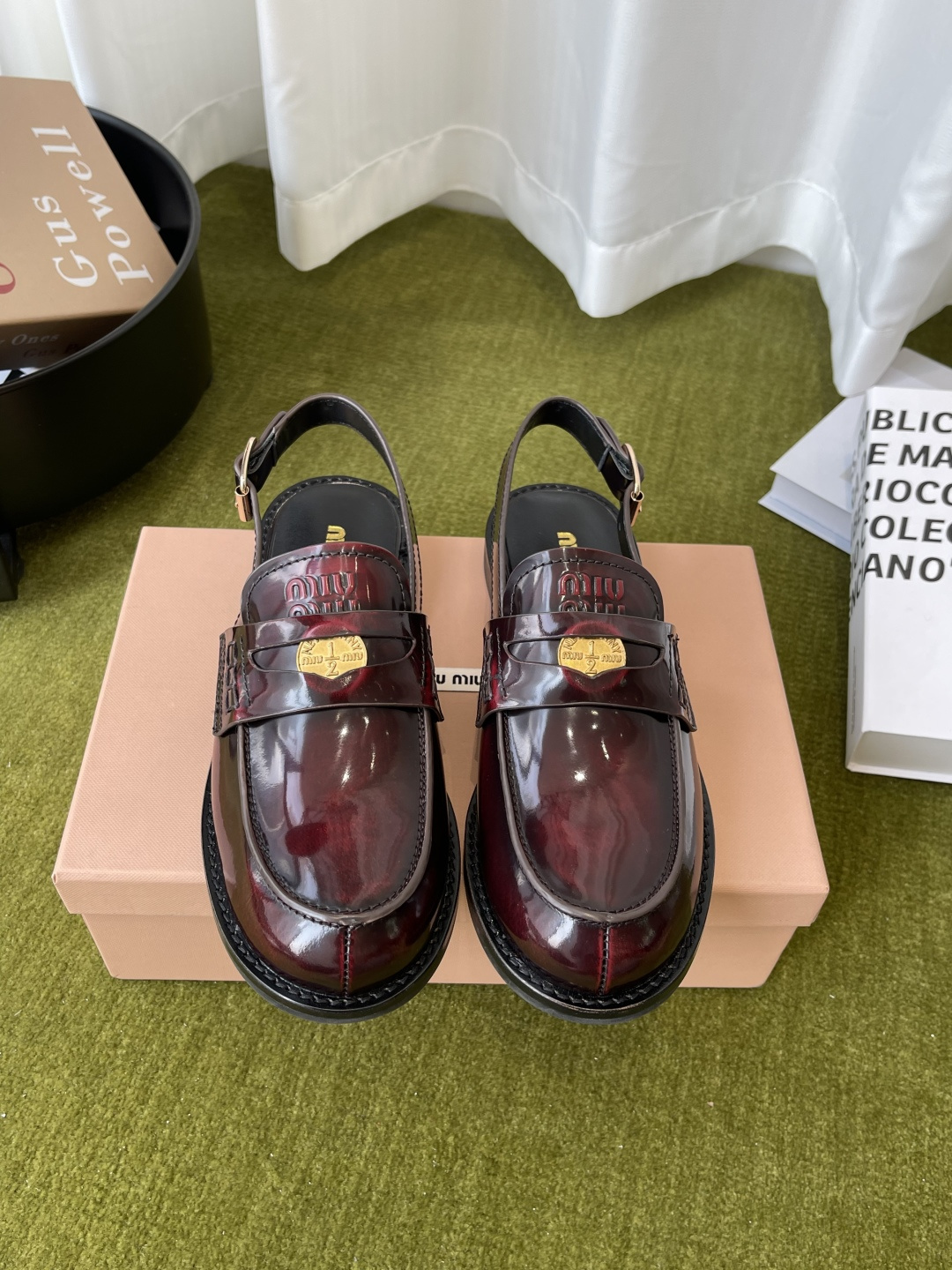 NO:759350,MiuMiu Miu Miu 2026ss new spring and summer style coin loafers, half-bag sandals with empty back, all kinds of stars, Xiaohongshu fashion bloggers have planted grass. The upper is decorated with coins and embossed Miu logo, showing a unique classic style. The upper foot is very comfortable and versatile. The combination can be salty or sweet. The upper is customized imported first-layer cowhide, the lining is imported sheepskin, the sole is original molded rubber outsole/leather welt  Size 35-40 (40.41 customized), sandals, miumiu, loafers, sandals, cowhide, sheepskin19860909MiuMiu 缪缪 2026ss春夏新款 钱币乐福鞋 后空半包凉鞋 各路明星 小红书时尚博主都有种草 鞋面饰有硬币与压花Miu徽标 彰显别具一格的经典格调 上脚非常舒服百搭 搭配还是可咸可甜 鞋面定制进口头层牛皮 内里进口羊皮 鞋底原版开模橡胶大底/真皮沿条 码数35-40（40.41定做）,凉鞋,miumiu,loafers,sandals,cowhide,sheepskin,Women's Shoes