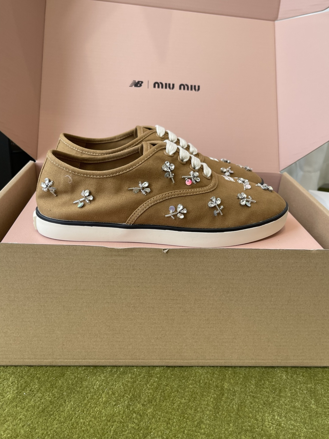 Miu Miu Miu 缪缪 26ss早春最新款 水钻 刺绣帆布鞋