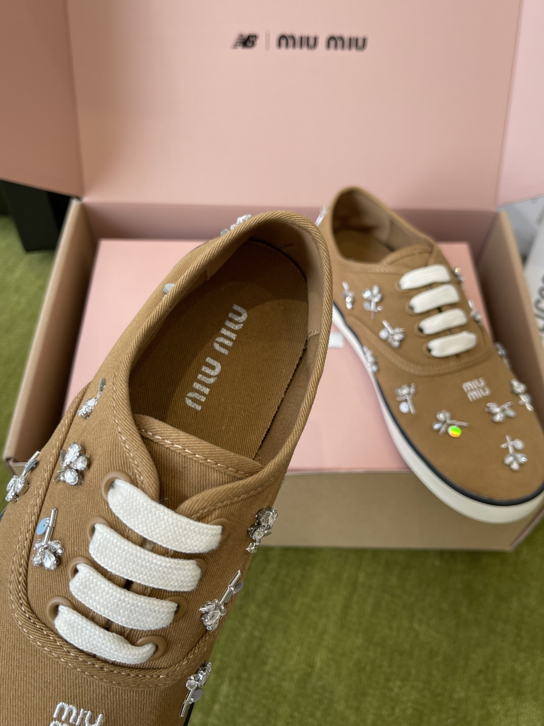 Miu Miu Miu 缪缪 26ss早春最新款 水钻 刺绣帆布鞋