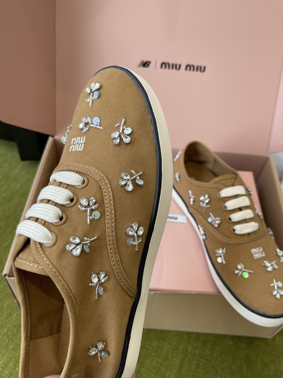 Miu Miu Miu 缪缪 26ss早春最新款 水钻 刺绣帆布鞋