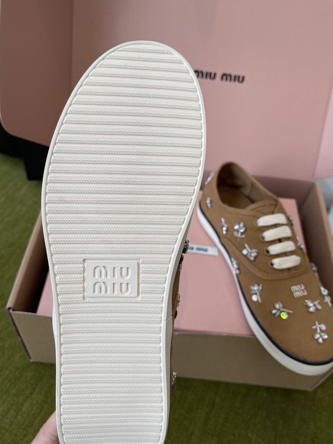 Miu Miu Miu 缪缪 26ss早春最新款 水钻 刺绣帆布鞋