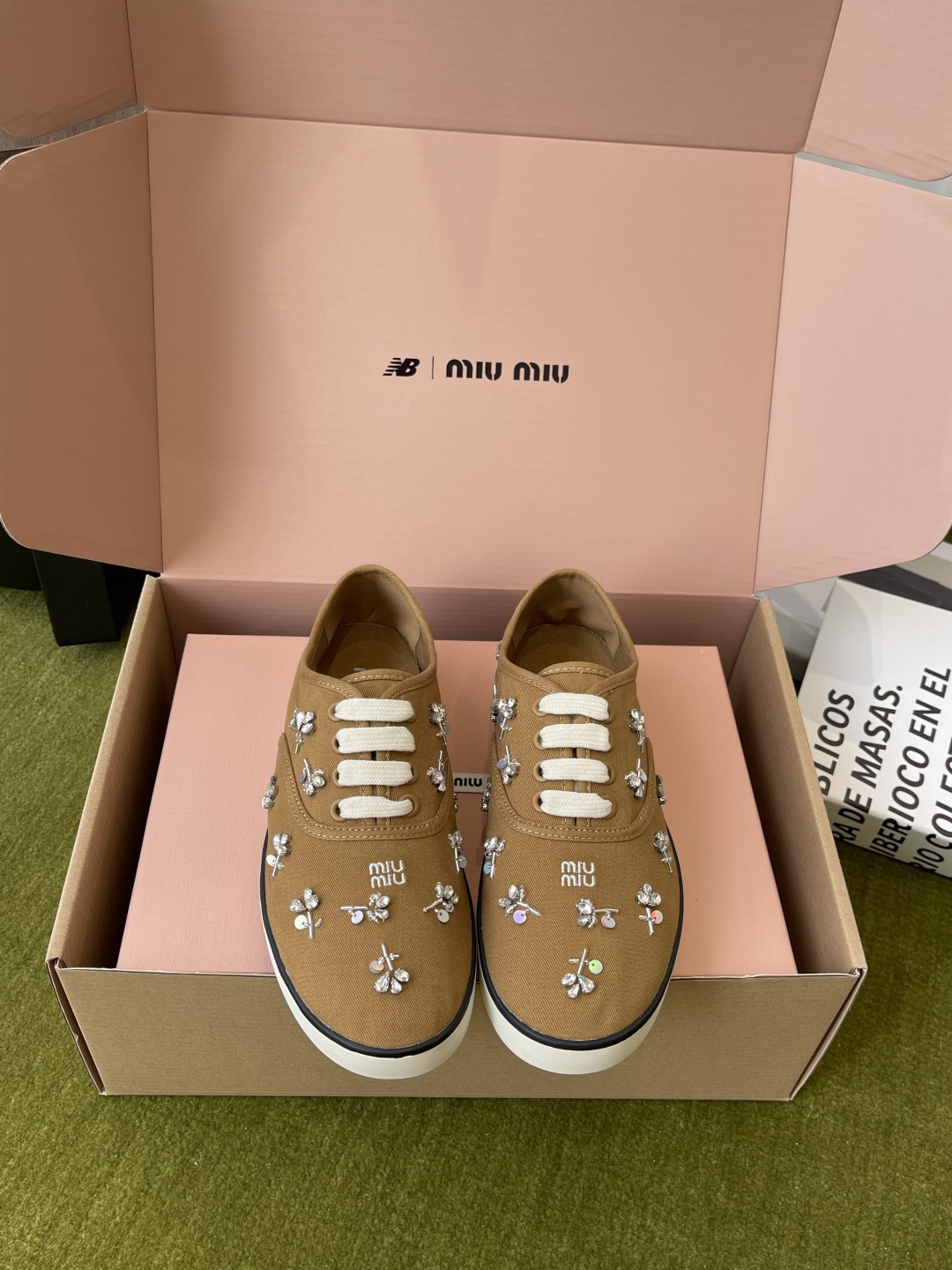 Miu Miu Miu 缪缪 26ss早春最新款 水钻 刺绣帆布鞋