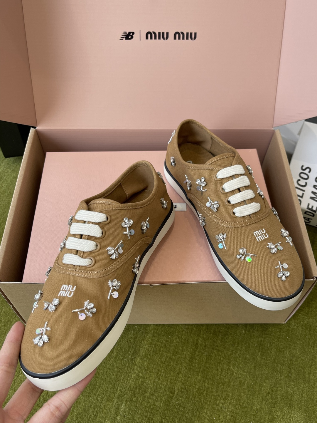 Miu Miu Miu 缪缪 26ss早春最新款 水钻 刺绣帆布鞋