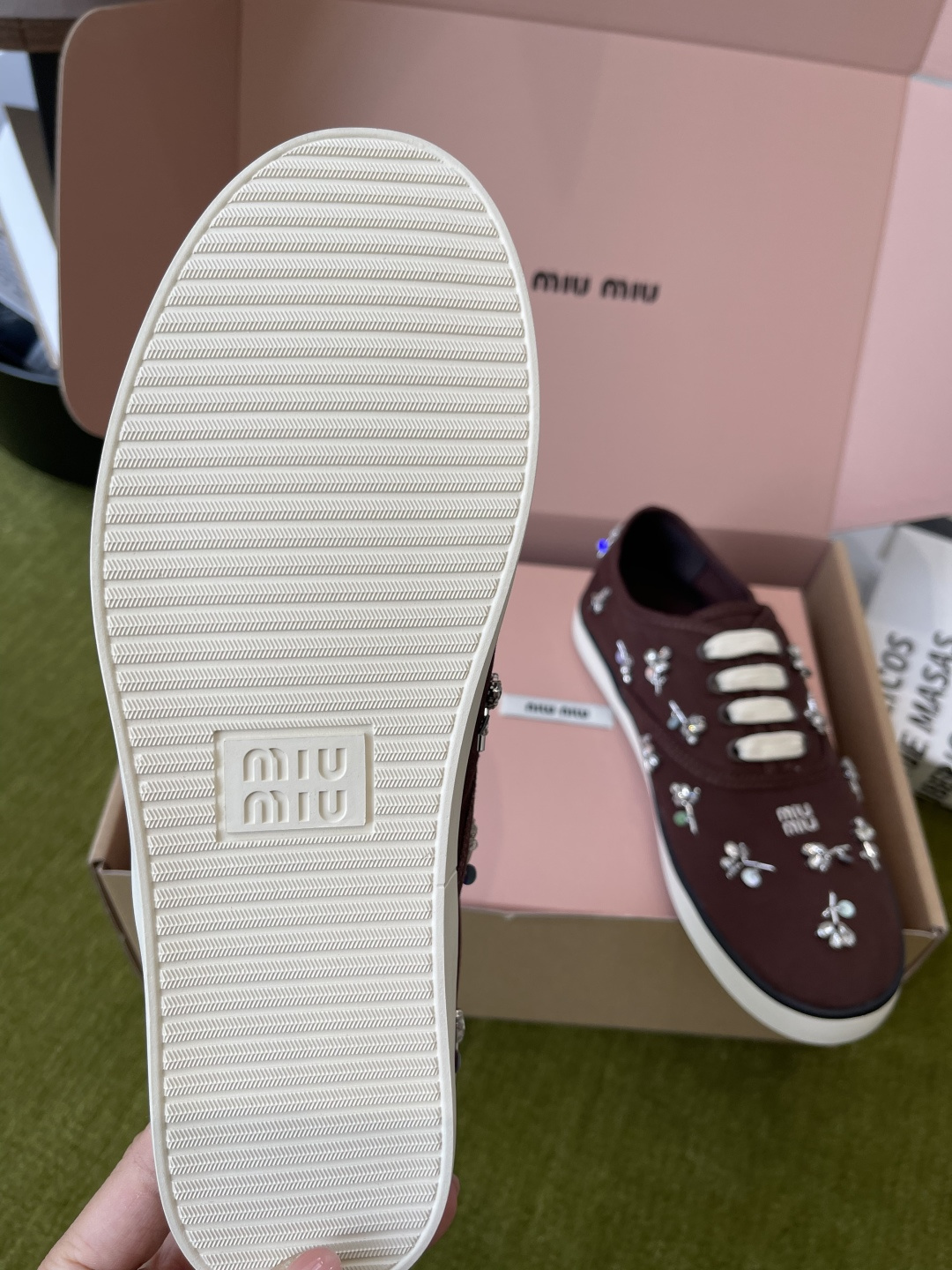 Miu Miu Miu 缪缪 26ss早春最新款 水钻 刺绣帆布鞋