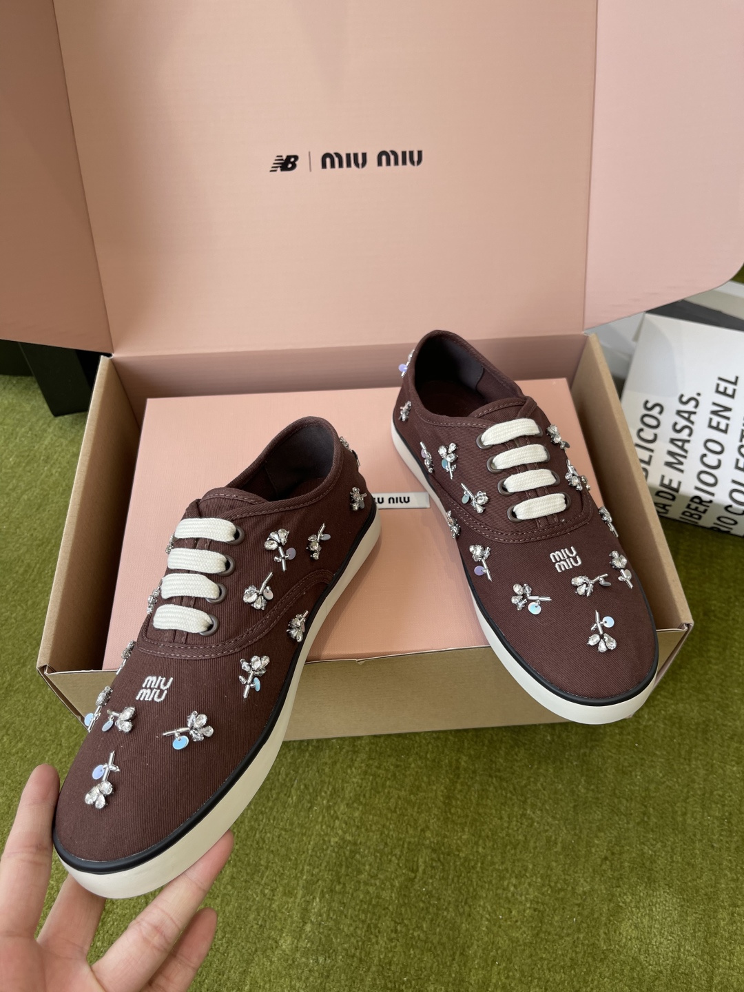 Miu Miu Miu 缪缪 26ss早春最新款 水钻 刺绣帆布鞋