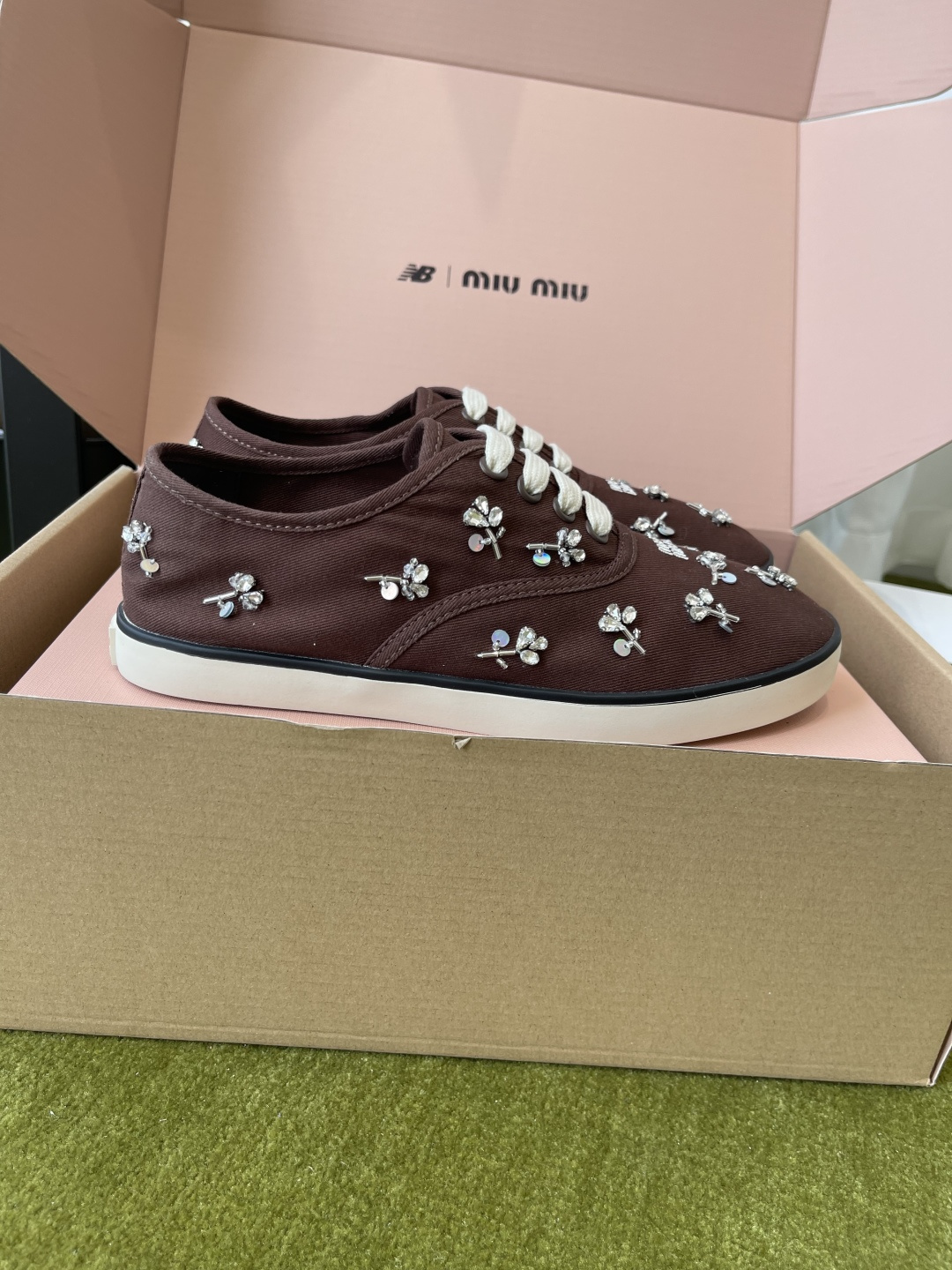 Miu Miu Miu 缪缪 26ss早春最新款 水钻 刺绣帆布鞋