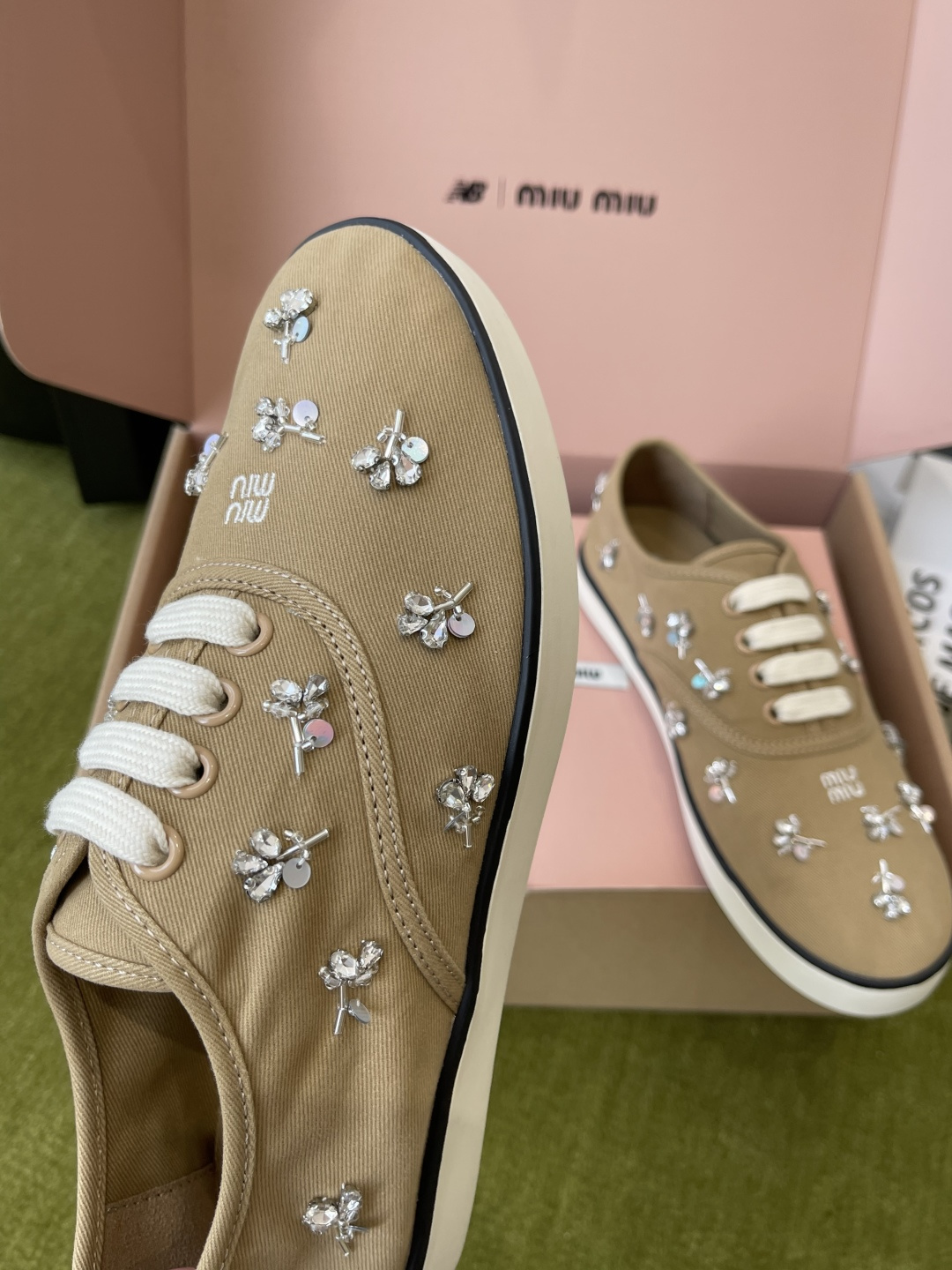 Miu Miu Miu 缪缪 26ss早春最新款 水钻 刺绣帆布鞋