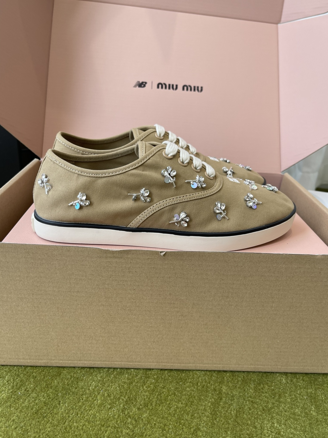 Miu Miu Miu 缪缪 26ss早春最新款 水钻 刺绣帆布鞋