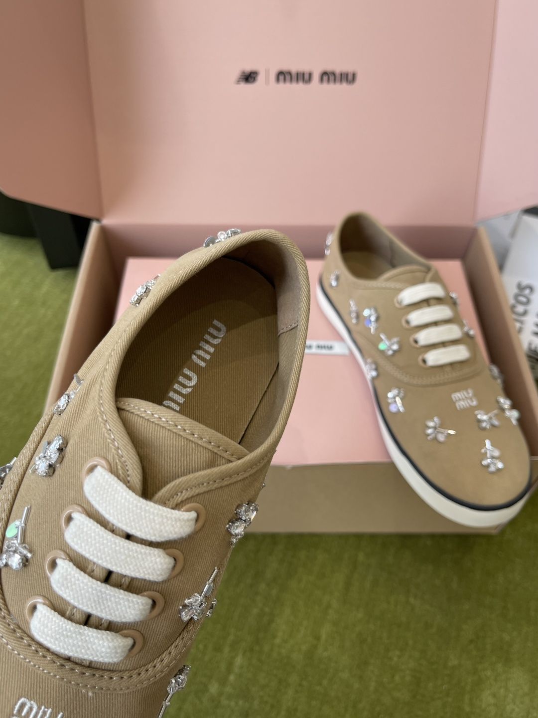 Miu Miu Miu 缪缪 26ss早春最新款 水钻 刺绣帆布鞋