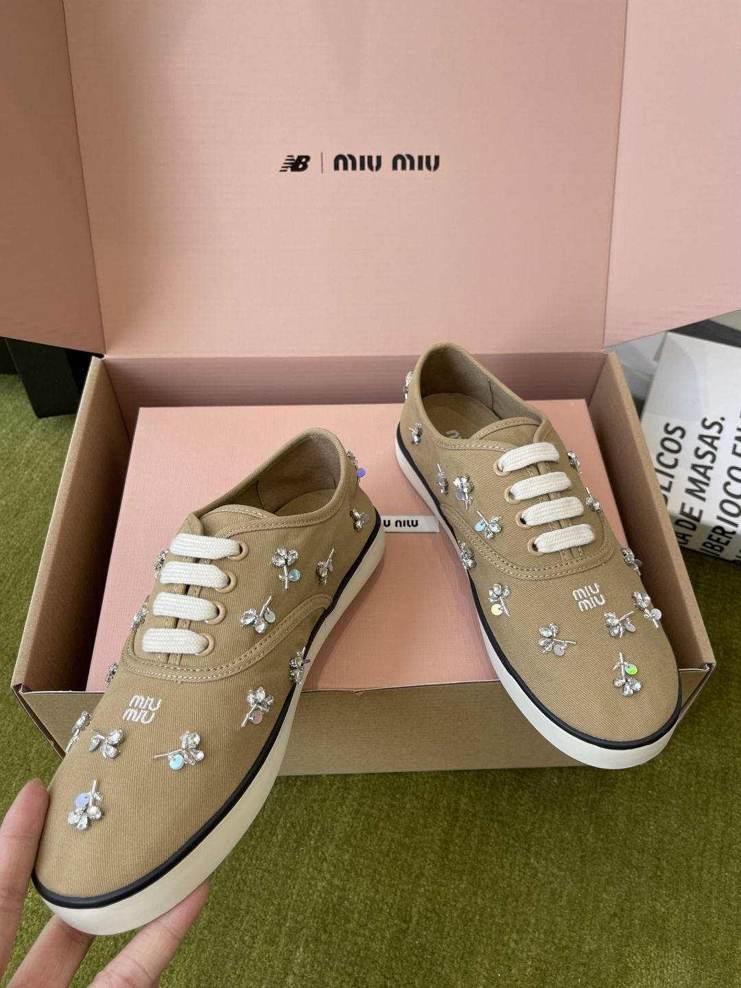 Miu Miu Miu 缪缪 26ss早春最新款 水钻 刺绣帆布鞋