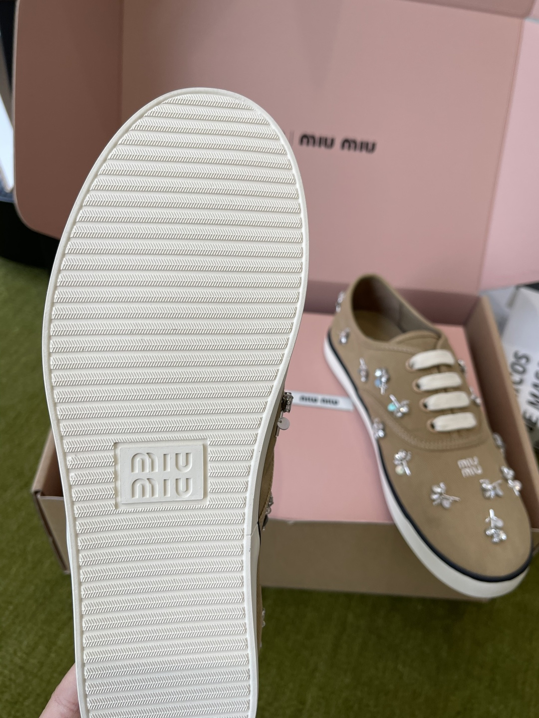 Miu Miu Miu 缪缪 26ss早春最新款 水钻 刺绣帆布鞋