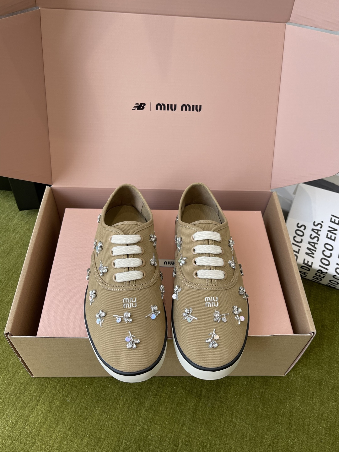 Miu Miu Miu 缪缪 26ss早春最新款 水钻 刺绣帆布鞋
