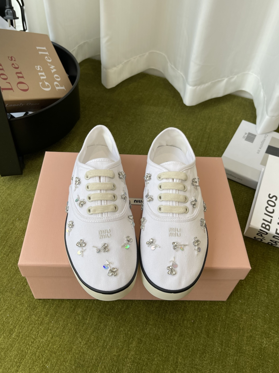 NO:759394,Miu Miu 26ss latest early spring rhinestone embroidered canvas shoes This pair of rhinestone embroidered canvas shoes are so girly. The delicate canvas base is studded with rhinestone flowers and embroidered branches and leaves. Each diamond is hand-sewn with heavy craftsmanship. Comes with a soft light filter. Suitable for dresses, jeans, and pleated skirts. From walking on campus to dating afternoon tea, every step is smart and playful. It is the atmosphere of a sweet and cool girl. Soft sole and soft surface are extremely comfortable.  The feet will not be tired after being worn for a long time, and the feet will not be worn at all. The upper is made of original high-density canvas with rhinestones. The lining is customized with canvas. Rubber outsole. The size is 35-40 yards (custom-made sizes 40 are non-refundable), casual shoes/sports shoes, miumiu, sneakers, skirts, jeans.19860909Miu Miu 缪缪 26ss早春最新款 水钻 刺绣帆布鞋 这双水钻刺绣帆布鞋太懂少女心了 细腻帆布基底缀满水钻小花与刺绣枝叶 重工艺每颗钻都是手工缝制 自带柔光滤镜 适配连衣裙、牛仔裤、百褶裙 从校园漫步到约会下午茶 每一步都灵动俏皮 是甜酷女孩的氛围感担当 软底软面巨舒服 久穿不累脚 完全不磨脚 鞋面原版高密度帆布材质水钻 内里定制帆布 大底橡胶大底 码数35-40码（40码定做不退换）,休闲鞋/运动鞋,miumiu,sneakers,skirts,jeans,Women's Shoes