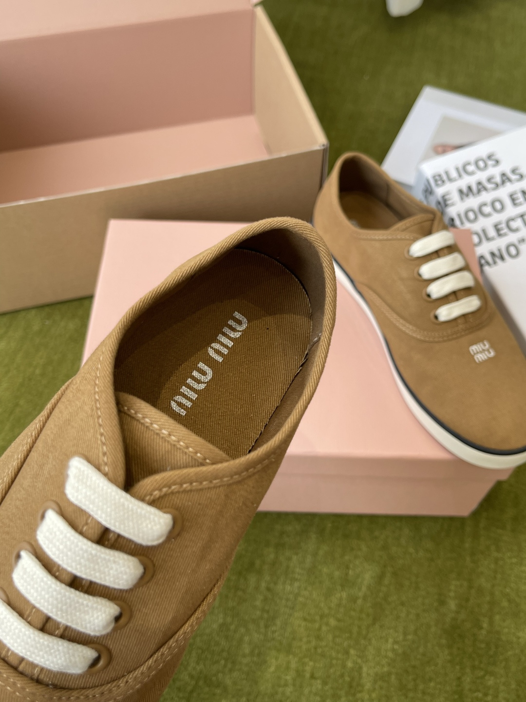 Miu Miu Miu 缪缪 26ss早春最新款 刺绣帆布鞋