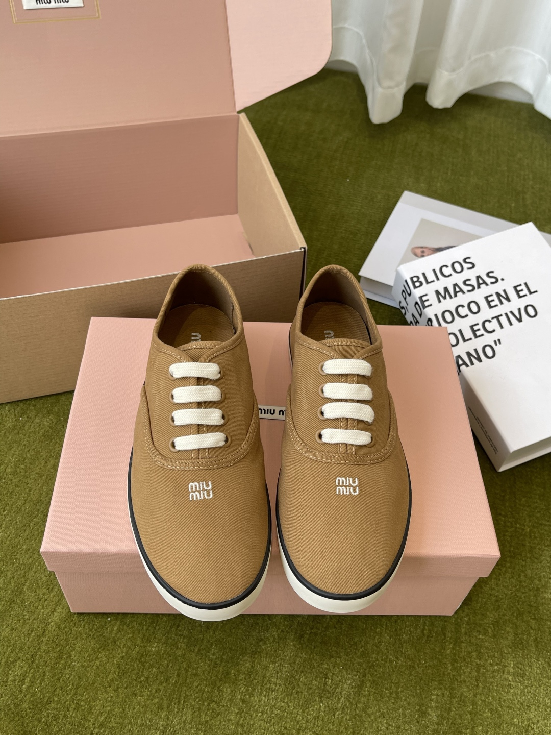 Miu Miu Miu 缪缪 26ss早春最新款 刺绣帆布鞋