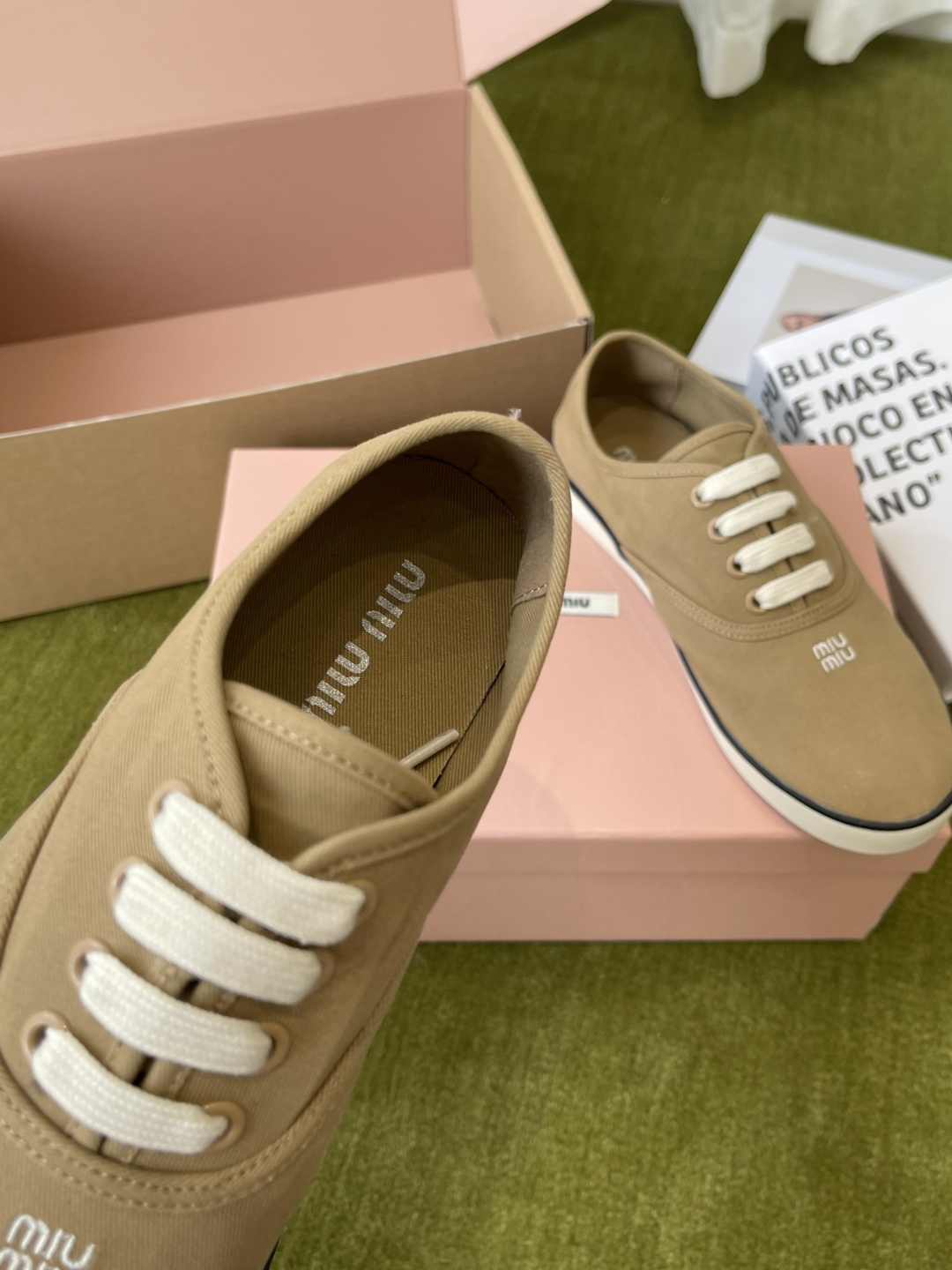 Miu Miu Miu 缪缪 26ss早春最新款 刺绣帆布鞋