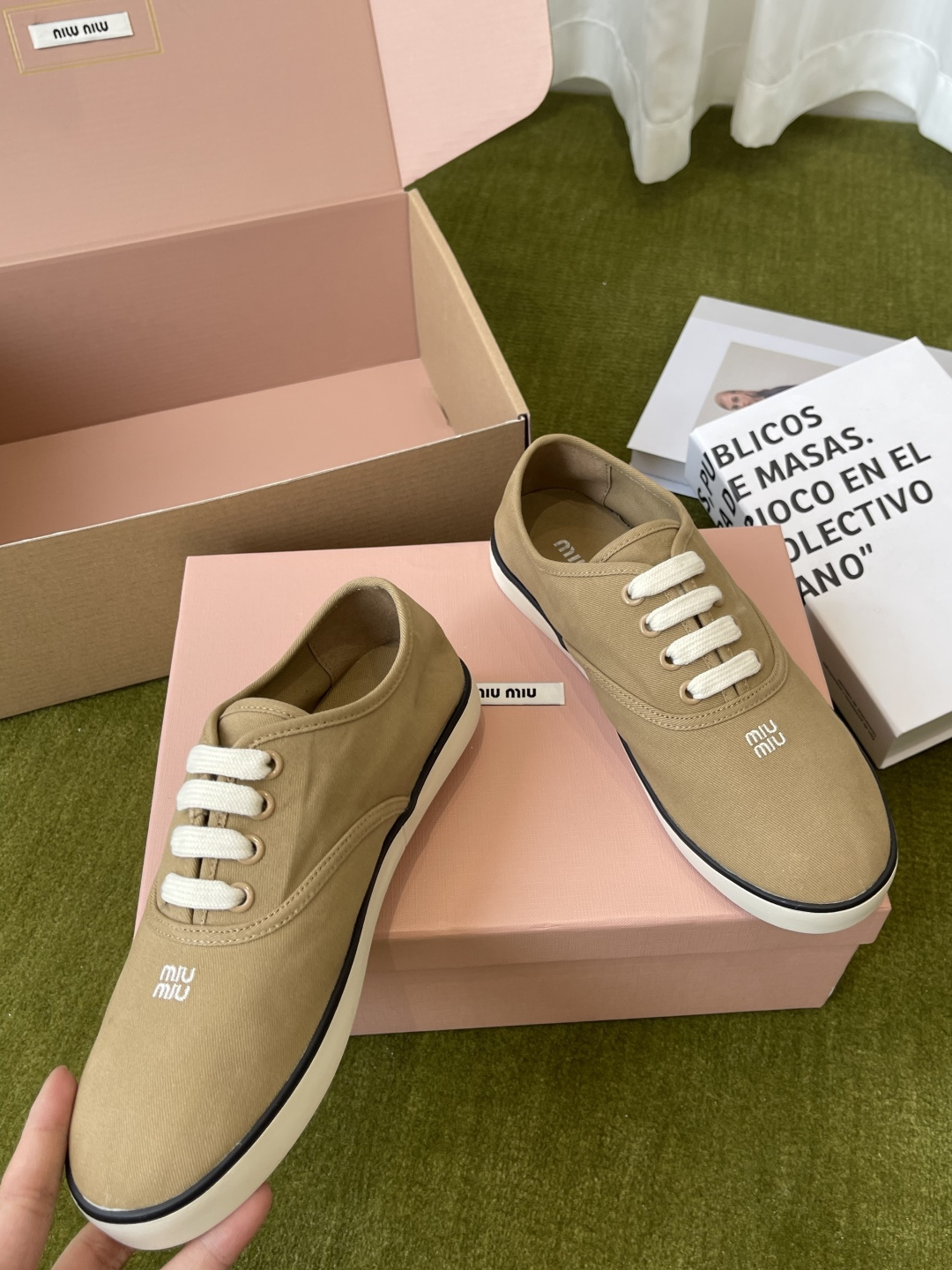 Miu Miu Miu 缪缪 26ss早春最新款 刺绣帆布鞋