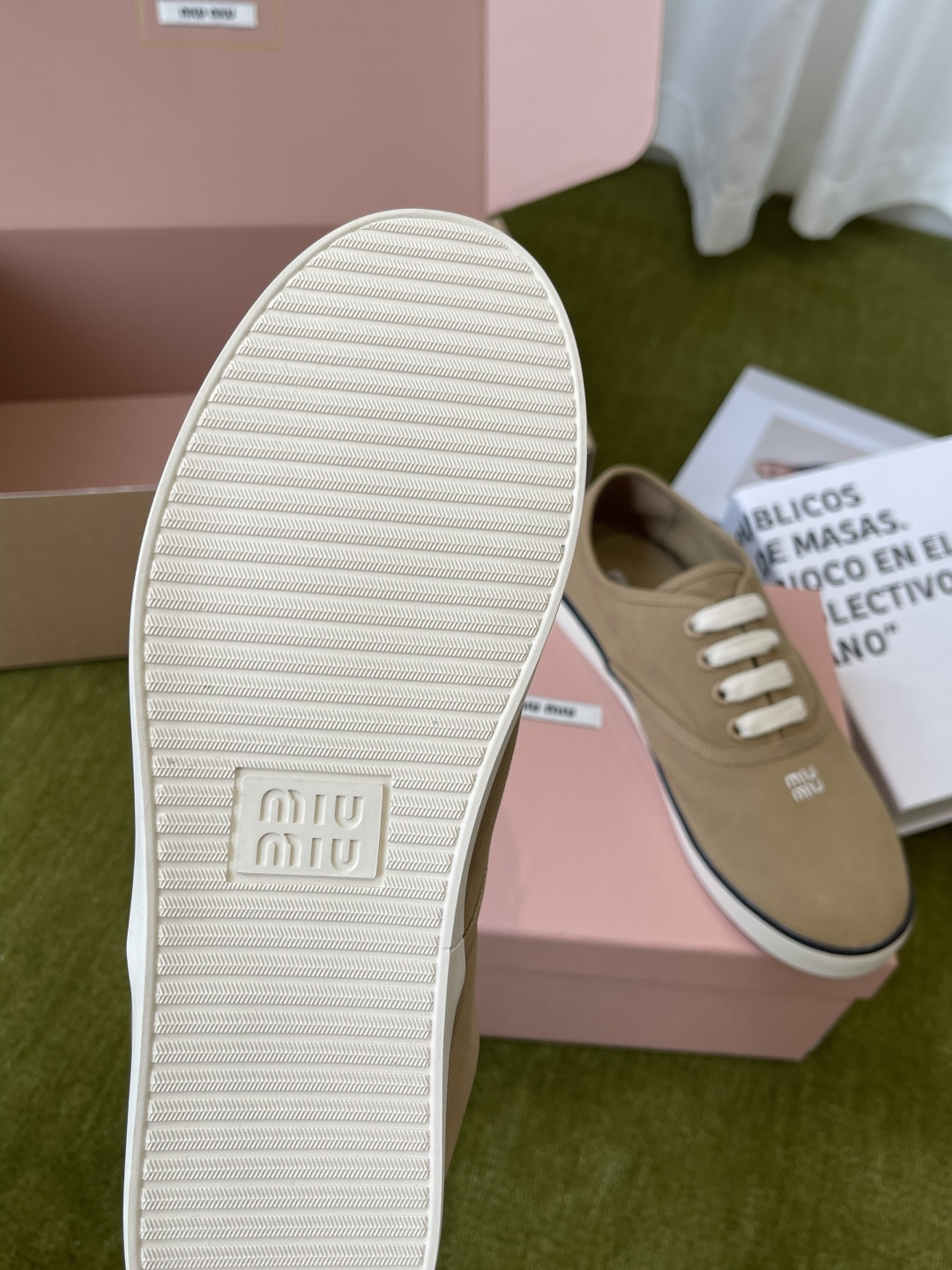Miu Miu Miu 缪缪 26ss早春最新款 刺绣帆布鞋