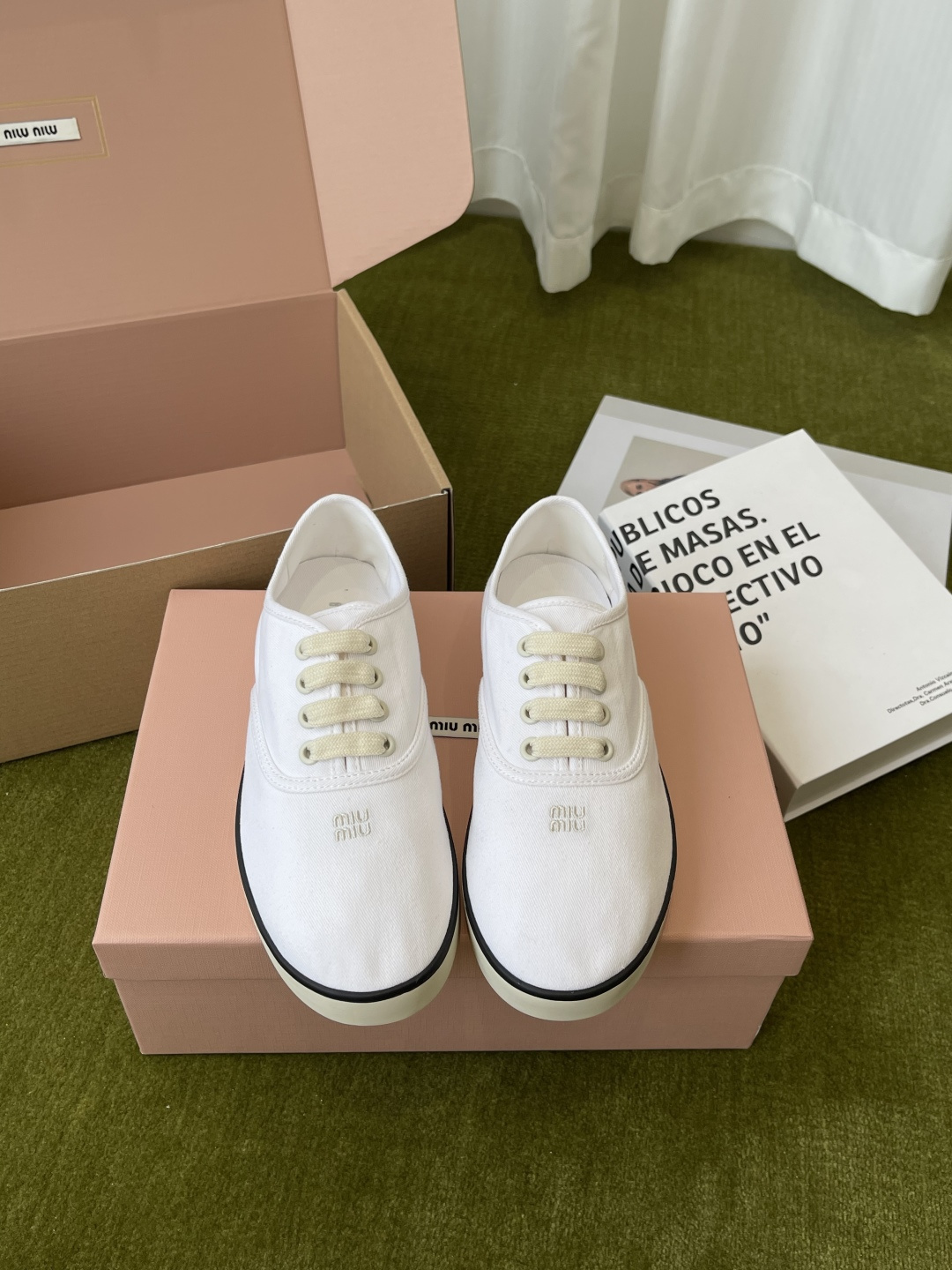 NO:759403,Miu Miu Miu Miu 26ss latest early spring embroidered canvas shoes Miu Miu's pair of canvas shoes balances sweetness and cool with low saturated tones. The canvas material is breathable and not stuffy. The rubber sole is soft and elastic and does not tire the feet. From the office to the cafe, one pair can handle all scenes. Low-key logo embroidery. Proper sense of luxury. Upper original high-density canvas material. Customized canvas lining. Outsole rubber outsole.  Size 35-40 (custom-made sizes 40 are non-refundable), casual shoes/sports shoes, miumiu, sneakers19860909Miu Miu 缪缪 26ss早春最新款 刺绣帆布鞋 Miu Miu这双帆布鞋 用低饱和色调平衡甜与酷 帆布材质透气不闷脚 橡胶底软弹不累脚 从办公室走到咖啡馆 一双搞定所有场景 低调的logo刺绣 懂分寸的高级感 鞋面原版高密度帆布材质 内里定制帆布 大底橡胶大底 码数35-40码（40码定做不退换）,休闲鞋/运动鞋,miumiu,sneakers,Women's Shoes