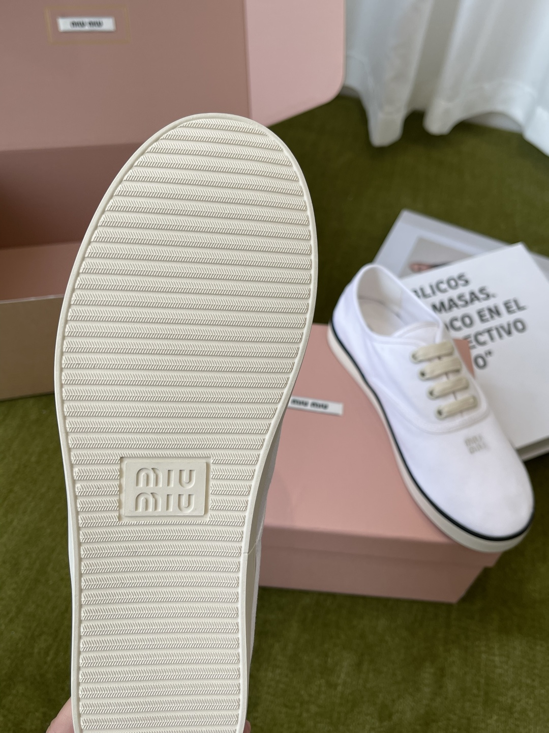 Miu Miu Miu 缪缪 26ss早春最新款 刺绣帆布鞋