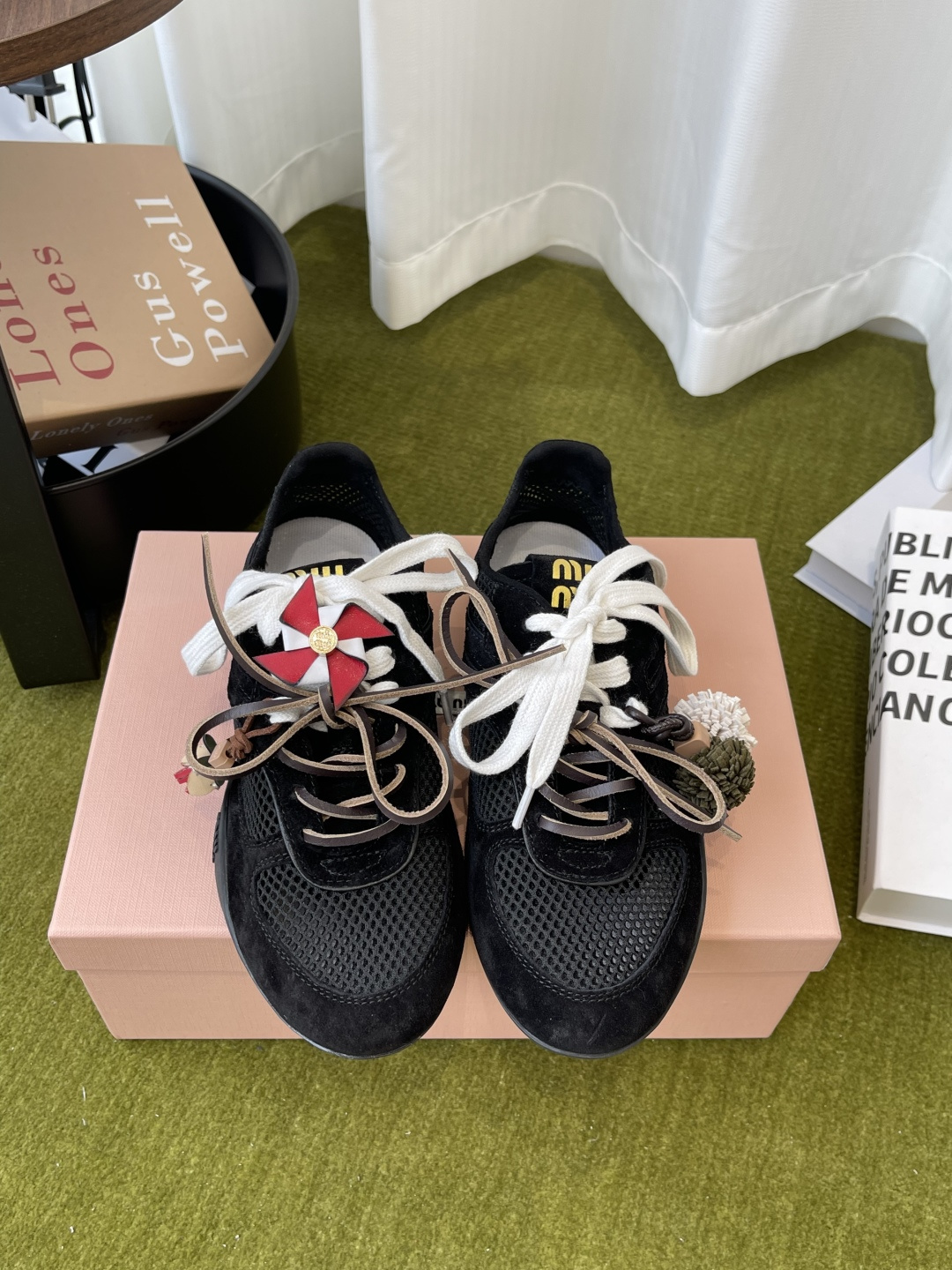 NO:761056,Miu Miu 26ss early spring new style casual sports shoes, moral training shoes, Miu style girly feeling on the feet ~ breathable and light mesh, double-layer shoelaces, fur ball hangings, full of sweet and cool details, four colors that are gentle and suitable for spring and summer. It feels soft when you step on it. It has a windy feel when you walk, and it is also a relaxed feeling for daily outings. Upper cow suede/mesh, inner sheepskin, original open-molded rubber outsole  Size 35-40 (40 customized, non-refundable), casual shoes/sports shoes, miumiu, sneakers, sheepskin19860909Miu Miu 缪缪 26ss早春新款 休闲运动鞋 德训鞋 miu系少女感穿在脚上～网面透气又轻盈 双层鞋带 毛球挂饰 甜酷细节拉满 四色温柔适配春夏 踩上去软乎乎的 是走路都带风的千金感 也是日常出街的松弛感 鞋面牛反绒/网面 内里羊皮 原版开模橡胶大底 码数35-40（40 定制不退换）,休闲鞋/运动鞋,miumiu,sneakers,sheepskin,Women's Shoes