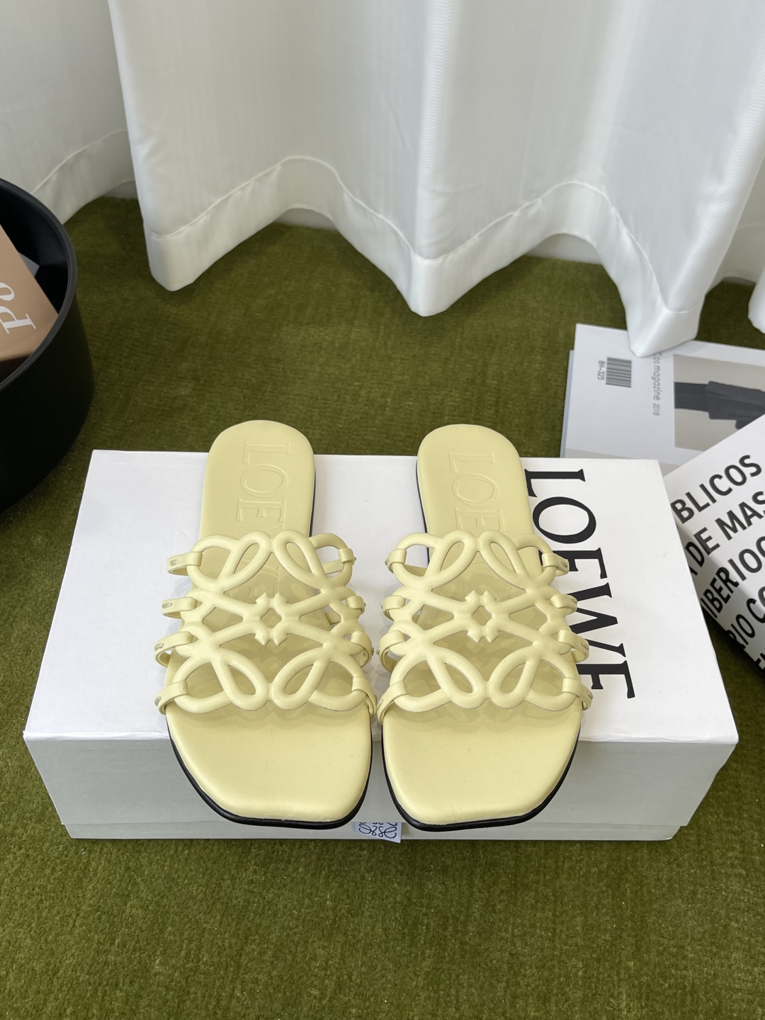 NO:761046,LOEWE 26ss spring and summer new slippers. The simple design feels cleaner and more elegant, making you remember them. The color is also very attractive. The upper part is instantly full of temperament and aura. It is simply handsome and stylish. The upper is made of cowhide printing. The inner sheepskin foot pad is imported from Italy. The injection molded leather outsole is code number 35-42 (40 41 42 customized), high-heeled shoes and slippers, loewe, loewe, high  heels,slippers,cowhide,sheepskin,Leather soles19860909LOEWE 罗意威 26ss春夏新品拖鞋 简约设计感觉更干净优雅 让你念念不忘 颜色也很耐看 上脚瞬间气质十足气场 简直帅气有型 鞋面采用牛皮印花 内里羊皮垫脚 意大利进口注塑真皮大底 码数35-42（40 41 42定做）,高跟鞋拖鞋,loewe,loewe,high heels,slippers,cowhide,sheepskin,Leather soles,Women's Shoes