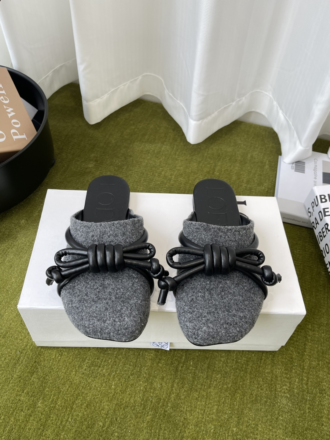 NO:761041,LOEWE 26ss new spring and summer retro half-pack slippers. The details are in place. They will be a popular version that will set off the trend. They are worth owning. They have a unique fashion-leading style. It is highly recommended to stock up and buy. The shoe style is great. The leather is soft and the design can be stepped back on. Very versatile. Original imported material for the upper. Sheepskin lining for the lining. Injection-molded leather outsole imported from Italy. Size 35-39.  (40.41.42 customized), semi-trailers, loewe, loewe, slippers, sheepskin, Leather soles19860909LOEWE 罗意威 26ss春夏新款 复古半包拖鞋 细节把控到位 将是引爆潮流的一款爆版 值得拥有 独具时尚潮流领先风格,强烈推荐备货购入 鞋型韵味超赞 皮质柔软 可后踩的设计舒适度极高 非常百搭的一款 鞋面原版进口材质 内里羊皮内里 意大利进口注塑真皮大底 码数35-39 (40.41.42定做）,半拖,loewe,loewe,slippers,sheepskin,Leather soles,Women's Shoes