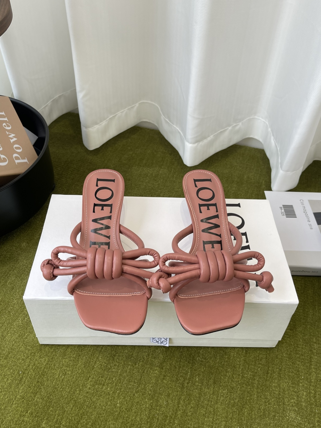 NO:761036,LOEWE 26ss new retro-style small high heels beach slippers, a popular model on Xiaohongshu and the Internet. A recently popular slipper. Super cute. A must-have item that fashionistas must not miss. No complicated decorations. Excellent vintage feel. Pure and minimalist, neat and poetic. Super versatile. Original custom-made fabrics. Foot-stitching cowhide. Genuine leather outsole imported from Italy. Heel height 4.5cm. Size 35-42.  (40.41.42 customized), high heels and slippers, loewe, loewe, high heels, slippers, cowhide, Leather soles19860909LOEWE 罗意威 26ss新品复古风小高跟 沙滩拖鞋  小红书、外网火爆款 最近大热的一款拖鞋 超级可爱 时髦精绝对不能错过的必入款 没有任何繁杂装饰 质感极好的vintage感 纯粹和极简做得利落又诗意 超级百搭款 面料原版定制材料 垫脚牛皮 意大利进口真皮大底 跟高4.5cm 码数35-42 (40.41.42定做）,高跟鞋拖鞋,loewe,loewe,high heels,slippers,cowhide,Leather soles,Women's Shoes