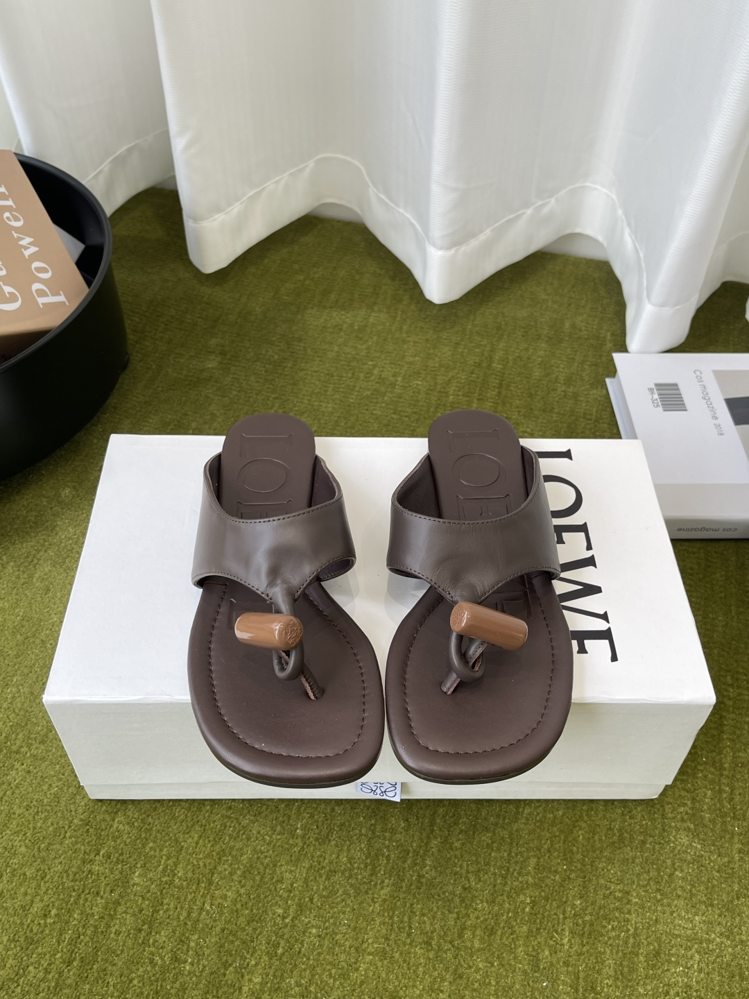 NO:761076,LOEWE 2026 spring and summer new products Toggle buckle flip-flop slippers LOEWE is the most popular designer brand in the past two years. The design is simple, the details are clever, fresh and refined. If you don’t want to hit the streets, you can check out this brand. It is very easy to match. You can see this brand everywhere in ins and Xiaohongshu. The original version is customized one to one. The upper is made of original specific mixed sheepskin. The inner lining is imported sheepskin. The original molded custom-made non-slip outsole  Size 35-39 (40.41 customized), split-toe shoes, loewe, loewe, slippers, sheepskin19860909LOEWE 罗意威 2026春夏新品 Toggle 扣环夹脚拖鞋 LOEWE作为这两年最受欢迎的设计师牌 设计简单、细节巧妙、清新脱俗 不想满大街撞款的可以看看这个品牌 非常好搭配 ins、小红书随处可见这个品牌的身影 原版一比一定制 鞋面原版特定混种羊皮 内里进口羊皮 原版开模定制防滑大底 码数35-39（40.41定做）,分趾鞋,loewe,loewe,slippers,sheepskin,Women's Shoes
