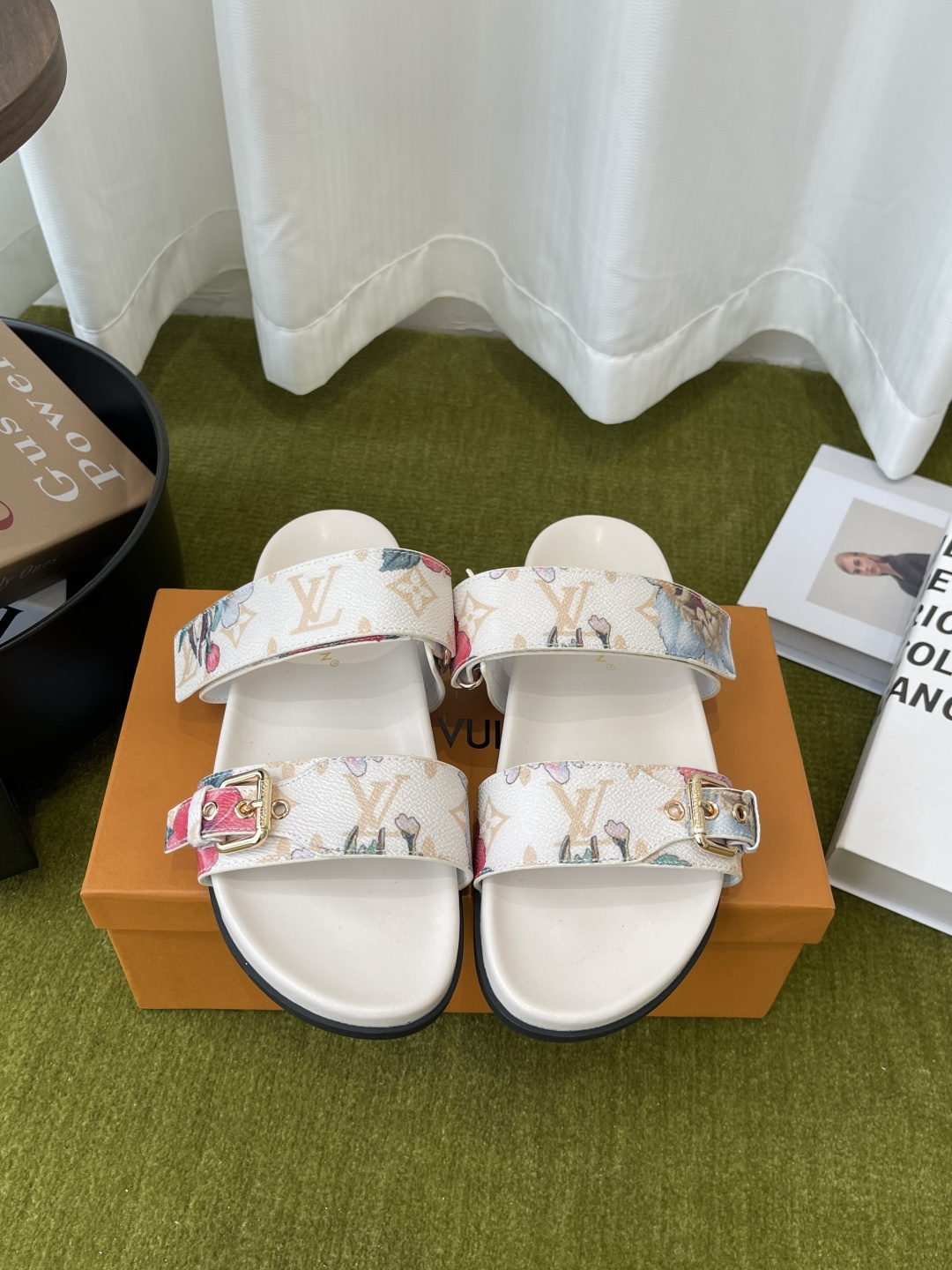 NO:787668,Louis Vuitton Louis Vuitton's latest spring and summer style slippers with adjustable elastic buckle design, full of beach style, original molded LV metal logo decorated upper cowhide, custom imported jacquard fabric/original presbyopic leather, water-dyed sheepskin lining three-layer combination outsole (water platform + wear-resistant velvet + rubber sole), size 35-40 (40 custom-made), slippers, louis vuitton, louis vuitton, louis  vuitton,slippers,cowhide,sheepskin19860909Louis Vuitton 路易威登 春夏最新款 拖鞋皮带扣子可调松紧的设计 满满的沙滩风情 原版开模LV金属logo装饰鞋面牛皮 定制进口提花布料/原版老花皮料 水染羊皮内里三层组合大底 (水台+耐磨绒+橡胶底) 码数35-40（40定做）,拖鞋,louis vuitton,louis vuitton,louis vuitton,slippers,cowhide,sheepskin,Women's Shoes