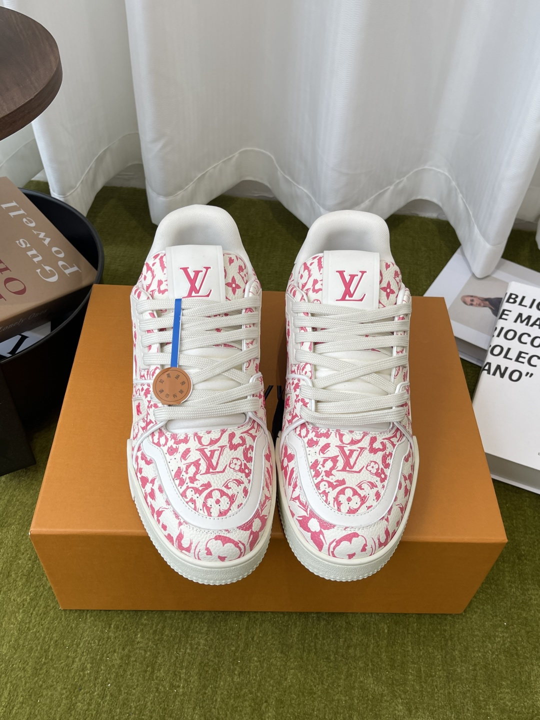 NO:787671,LV TARINE Louis Vuitton Sneakers Skateboard Shoes Couple Model Original purchase, development and production This LV Trainer sneaker is made of cow leather to shape the complex upper, which requires hours of ingenious sewing to complete. The classic configuration is from the hands of Virgil Abloh, showing the inspiration of retro basketball shoes. The fabric is original custom-made first-layer cowhide. The lining is original custom-made breathable mesh lining. The original molded two-color TPU combination outsole.  Size 35-44, casual shoes/sports shoes, louis vuitton, louis vuitton, sneakers, cowhide19860909LV TARINE路易威登 运动鞋 滑板鞋 情侣款 原版购入开发 做货 本款LV Trainer 运动鞋选用牛皮革塑造繁复鞋面,需要数小时的匠心缝制方可完成.经典构型出自 Virgil Abloh 之手,展现复古篮球鞋的灵感启发 面料原版定制头层牛皮 内里原版定制透气网里 原版开模双色TPU组合大底 码数35-44,休闲鞋/运动鞋,louis vuitton,louis vuitton,sneakers,cowhide,Women's Shoes