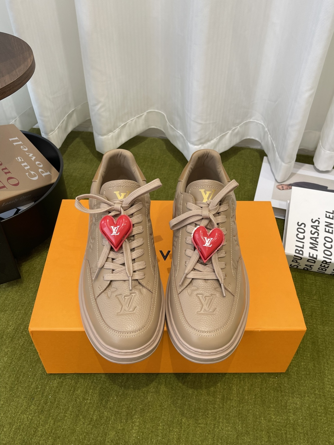 NO:787674,Louis Vuitton Louis Vuitton BEVERLY HILLS Sneakers Casual Shoes (Accessories 60) Beverly Hills Sneakers are newly designed with modern touches. The mirrored cow leather is painted with a miniature Monogram pattern. The thick and lightweight rubber outsole provides a comfortable experience. It is embellished with the Louis Vuitton logo and complements the LV letters on the tongue. Monogram mirrored cowhide laces. Louis Vuitton elements. The rubber outsole is embellished with the Louis Vuitton logo.  Size 39-45, casual shoes/sports shoes, louis vuitton, louis vuitton, louis vuitton, sneakers, cowhide19860909Louis Vuitton 路易威登 BEVERLY HILLS运动鞋 休闲鞋（配饰60） Beverly Hills 运动鞋以摩登笔触焕新设计 为镜面牛皮革描绘袖珍 Monogram 图案 厚实而轻盈的橡胶外底实现舒适体验 其上点缀路易威登标识 与鞋舌的 LV 字母相得益彰 Monogram 镜面牛皮革 鞋带 路易威登元素 橡胶外底点缀路易威登标识 码数39-45,休闲鞋/运动鞋,louis vuitton,louis vuitton,louis vuitton,sneakers,cowhide,Women's Shoes