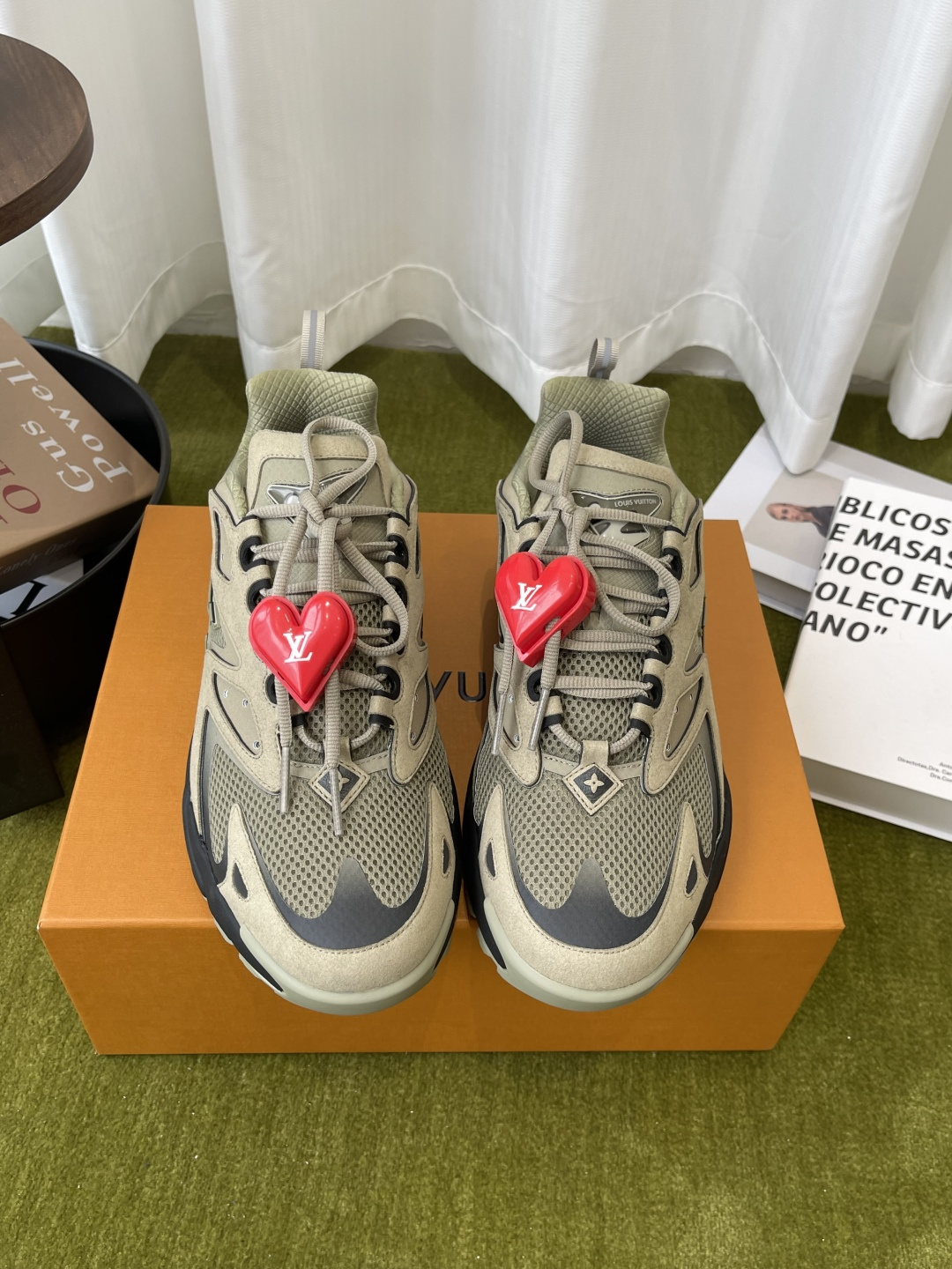 NO:787666,LV Runner Tatic Sneaker 2026 spring and summer latest sneakers, dad shoes, suede made of mixed mesh fabric and cow leather, continuing the design essence of running shoes, eye-catching appearance in Louis Vuit spring and summer show, L V letters and monogram floral embellishment on the side, padded collar and technical lining for more comfort, light and comfortable foot feel, bright colors brighten the spring and summer matching, code size 39-45 (46 custom-made, non-refundable), casual shoes/sports shoes, louis  vuitton,louis vuitton,sneakers,cowhide,chamois leather19860909LV Runner Tatic Sneaker 2026春夏最新款 运动鞋 老爹鞋 混合网格织物和牛皮革制成的麂皮 延续跑鞋的设计精髓 瞩目亮相路易威 春夏秀场 L V字母和 monogram 花卉点缀侧面 加衬鞋领和科技内衬更添舒适 脚感轻盈舒适 鲜艳色彩点亮春夏搭配码数39-45（46定做不退换）,休闲鞋/运动鞋,louis vuitton,louis vuitton,sneakers,cowhide,chamois leather,Women's Shoes