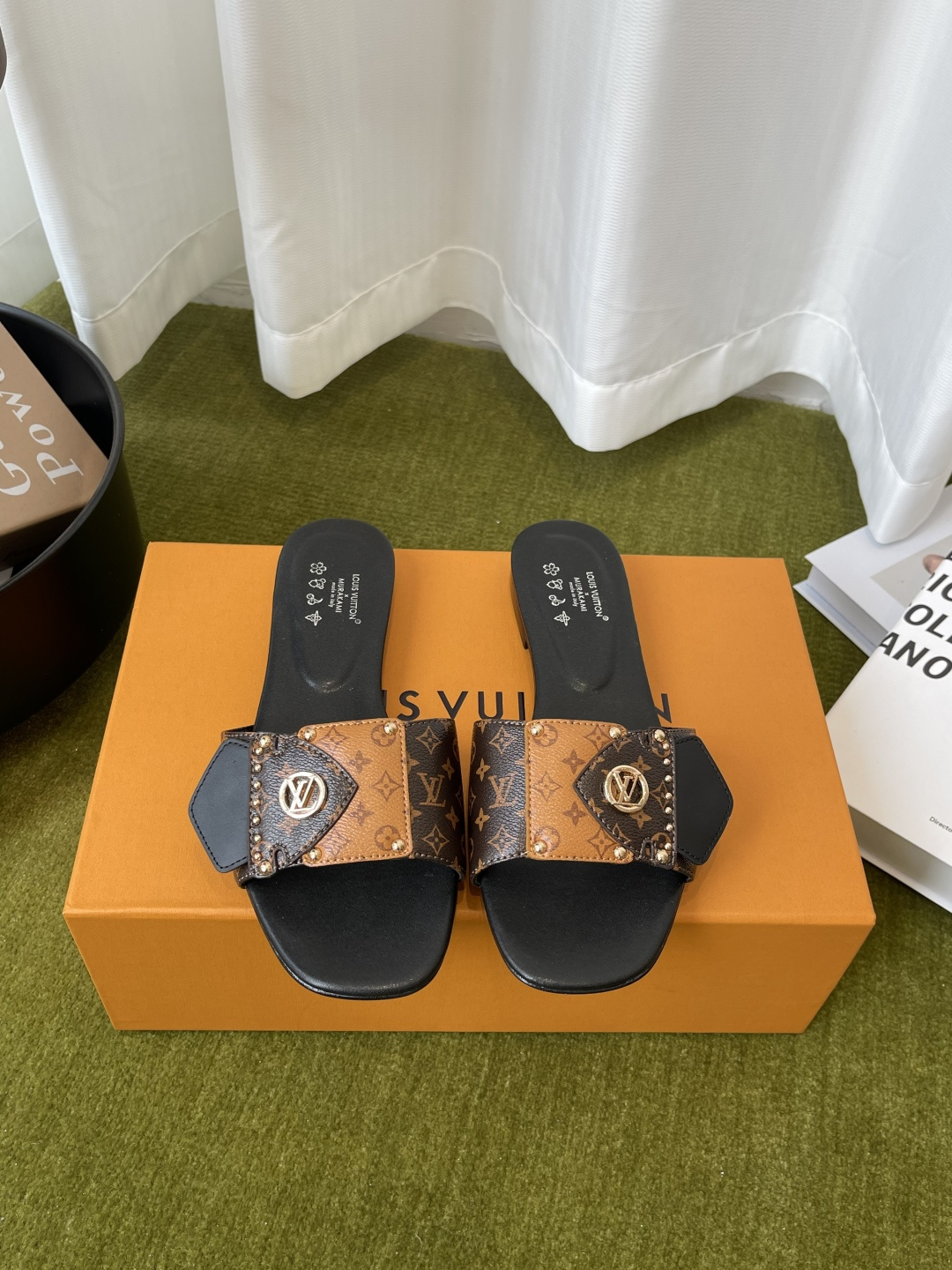 NO:788755,Louis Vuitton Louis Vuitton 26ss new classic sandals for early spring Weld French elegance to the feet, perfect for commuting and dating. Who can resist a pair of high-heeled sandals with LV's classic DNA engraved on them? The square toe and stiletto gold version make the legs longer in seconds. The aura and gentleness are directly enhanced. Classic old flower jacquard. Exquisite metal buckles are full of retro elegance. The details are directly ecstatic. Soft elastic insoles will not be tired after a long time. Multi-color contract for year-round wear.  Close your eyes and avoid stepping on thunder. Upper cowhide/cloth, lining imported goatskin, leather outsole, size 35-41 (40 41 customized), high heels and slippers, louis vuitton, louis vuitton, louis vuitton, high heels, slippers, cowhide, sheepskin, gold, Leather soles19860909Louis Vuitton 路易威登 26ss早春新款经典 凉拖  把法式优雅焊在脚上 通勤约会都封神 谁能拒绝一双把LV经典DNA刻满的高跟凉拖 方头 细跟的黄金版型 上脚秒变大长腿 气场与温柔感直接拉满 经典老花提花 精致金属扣 复古贵气感拉满 细节控直接狂喜 软弹鞋垫久穿不累 多色承包全年穿搭 闭眼入不踩雷 鞋面牛皮/布面 内里进口山羊皮 大底真皮大底 码数35-41（40 41定做）,高跟鞋拖鞋,louis vuitton,louis vuitton,louis vuitton,high heels,slippers,cowhide,sheepskin,gold,Leather soles,Women's Shoes