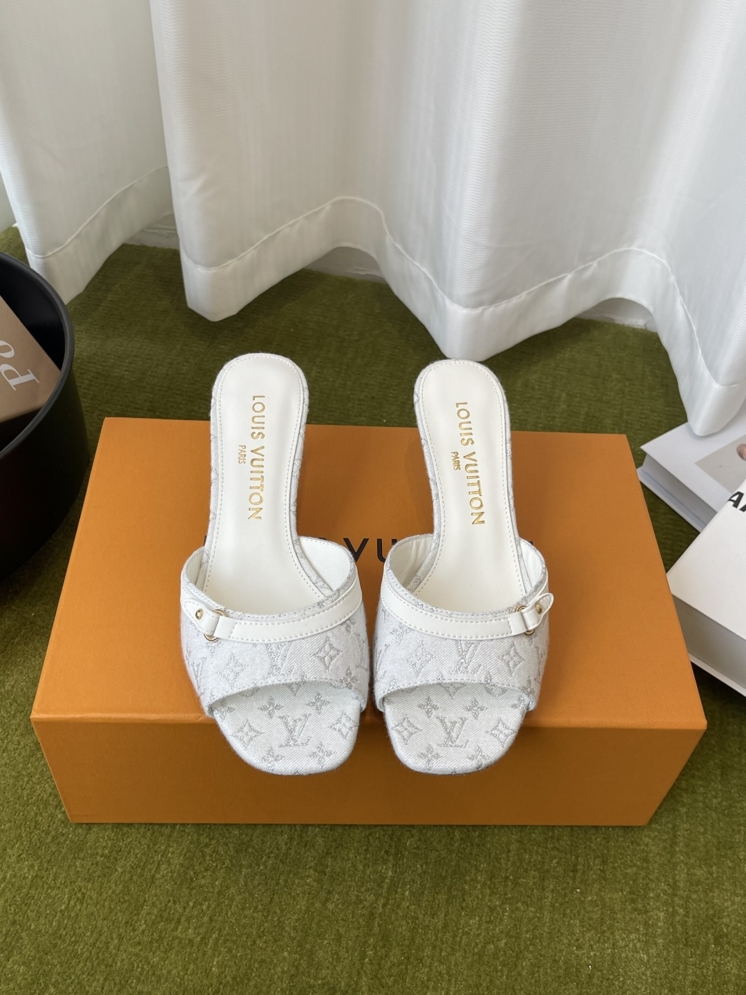 NO:788758,Louis Vuitton Louis Vuitton 26ss new classic sandals for early spring Weld French elegance to the feet, perfect for commuting and dating. Who can resist a pair of high-heeled sandals with LV's classic DNA engraved on them? The square toe and stiletto gold version make the legs longer in seconds. The aura and gentleness are directly enhanced. Classic old flower jacquard. Exquisite metal buckles are full of retro elegance. The details are directly ecstatic. Soft elastic insoles will not be tired after a long time. Multi-color contract for year-round wear.  Close your eyes and avoid stepping on thunder. Upper cowhide/cloth. Lining imported goatskin. Outsole genuine leather. Heel height 5.5cm. Size 35-41 (customized for 40 and 41). High heels and slippers, louis vuitton, louis vuitton, louis vuitton, high heels, slippers, cowhide, sheepskin, gold, Leather soles19860909Louis Vuitton 路易威登 26ss早春新款经典 凉拖  把法式优雅焊在脚上 通勤约会都封神 谁能拒绝一双把LV经典DNA刻满的高跟凉拖 方头 细跟的黄金版型 上脚秒变大长腿 气场与温柔感直接拉满 经典老花提花 精致金属扣 复古贵气感拉满 细节控直接狂喜 软弹鞋垫久穿不累 多色承包全年穿搭 闭眼入不踩雷 鞋面牛皮/布面 内里进口山羊皮 大底真皮大底 跟高5.5cm 码数35-41（40 41定做）,高跟鞋拖鞋,louis vuitton,louis vuitton,louis vuitton,high heels,slippers,cowhide,sheepskin,gold,Leather soles,Women's Shoes