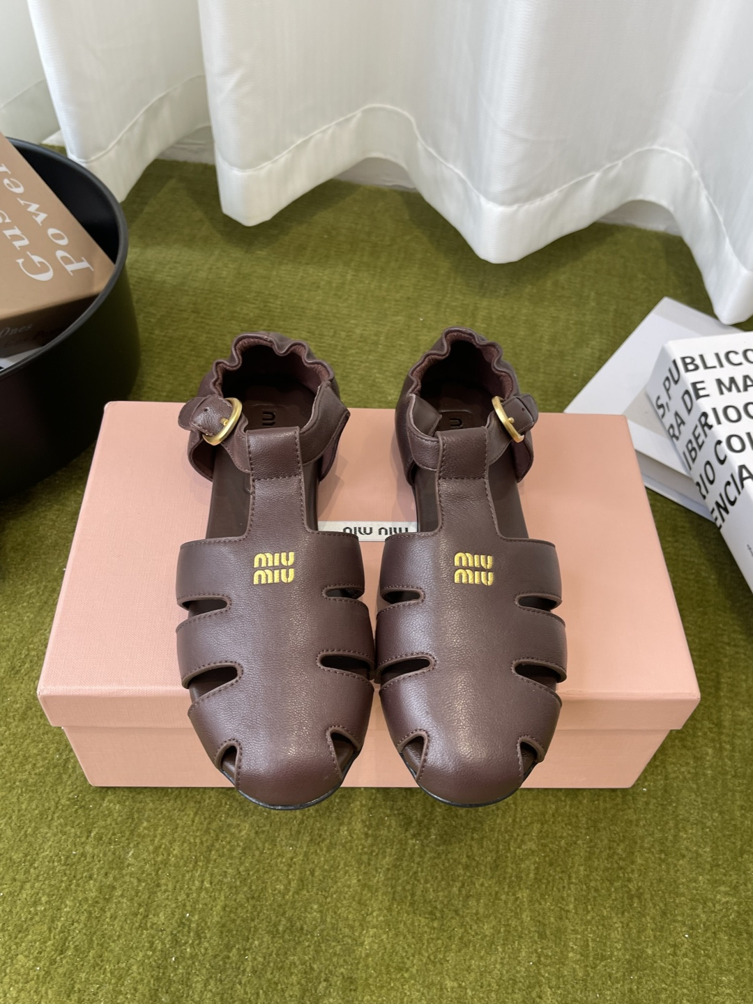 NO:788752,MiuMiu 26ss new early spring Roman sandals. The soft sheepskin wraps the feet as if they are supported by gentle clouds. The feet are not stuffy when walking all day long. The hollow woven design welds the retro and girly feeling on the feet. Pair them with jeans and small skirts. They come with lazy filters. They look like a picture when you step on them casually. The hollow woven design + heel pleat details are retro and slimming. Paired with jeans, it is casual American style. Paired with a small skirt, it is gentle Korean style.  You can’t go wrong with early autumn outfits if you close your eyes. Sheepskin upper, sheepskin lining, rubber outsole, size 35-41 (40 41 customized), sandals, miumiu, sandals, skirts, jeans, sheepskin, sheep19860909MiuMiu 谬谬 26ss早春新款罗马凉鞋  软乎乎的羊皮包裹双脚 像被温柔云朵托住 走路一整天都不闷脚 镂空编织设计 把复古感和少女感焊在脚上 搭配牛仔裤 小裙子都自带慵懒滤镜 随便踩踩都是画报感 镂空编织设计+后跟褶皱细节 复古又显脚瘦 搭配牛仔裤是随性美式 配小裙子是温柔韩系 早秋穿搭闭眼入都不出错 鞋面羊皮/羊京 内里羊皮 橡胶大底 码数35-41（40 41定做）,凉鞋,miumiu,sandals,skirts,jeans,sheepskin,sheep,Women's Shoes