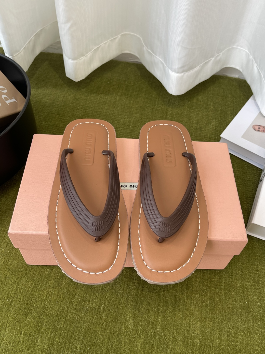 NO:788749,MiuMiu 26ss spring and summer catwalk style flip-flops, women's summer slippers, made of full-bodied cowhide, soft and comfortable on the upper foot, soft and comfortable against the skin, gorgeous craftsmanship to create an exquisite three-dimensional texture, reinterpreting the classic aesthetics of sandals, the iconic metal lettering logo decorates the upper, adding a distinctive style, leather soles and covered heels are designed to make walking comfortable, imported fetal cowhide for the upper, full sheepskin for the lining.  Original molded outsole, size 35-40 (40 customized), split-toe shoes, miumiu, sandals, slippers, cowhide, sheepskin19860909MiuMiu 谬谬 26ss春夏季走秀款 夹趾凉鞋 女士夏季拖鞋 全胎牛皮材质 上脚软软绵绵的 亲肤柔软舒适 华美工艺营造精致的立体纹理质感 重释凉鞋的经典美学 标志性的金属刻字徽标装点鞋面 平添鲜明格调 皮革鞋底与包覆式鞋跟设计令人舒心起行 鞋面进口胎牛皮 内里垫脚全羊皮 原版开模大底 码数35-40（40定做）,分趾鞋,miumiu,sandals,slippers,cowhide,sheepskin,Women's Shoes