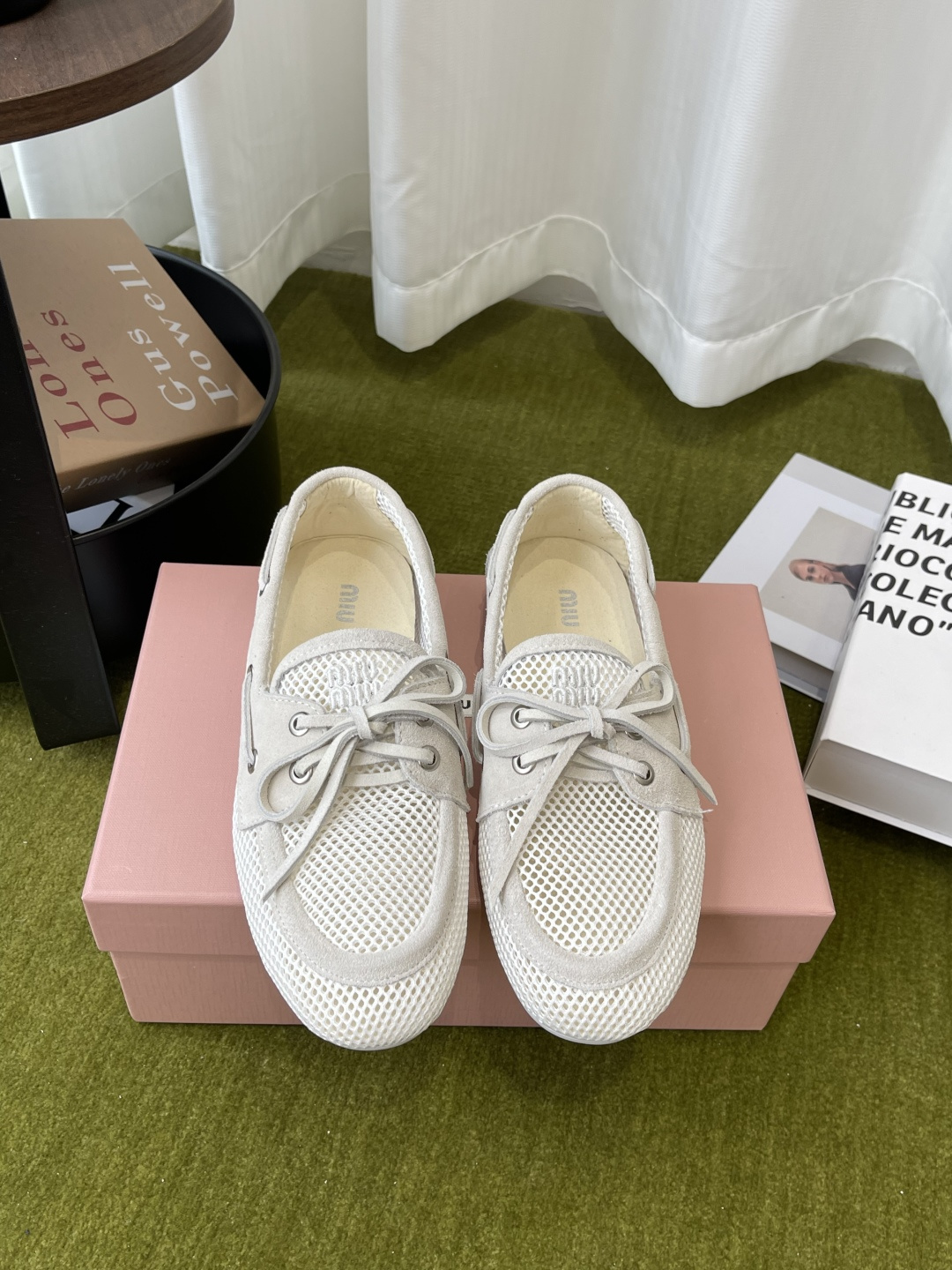 NO:788744,MiuMiu 2026ss spring and summer catwalk style lace-up mesh flat loafers. This timeless mesh lace-up loafer driving shoe is decorated with an embossed Miu logo. It shows a unique classic style. It is very comfortable and super light on the foot. The upper is made of original customized imported mesh material. The foot pads are cowhide. The original molded rubber outsole.  Size 35-40 (40 customized), loafers, miumiu, loafers, flats, cowhide19860909MiuMiu 缪缪 2026ss春夏走秀款 系带网面平底鞋乐福鞋 这款永不过时的网面系带乐福鞋驾车鞋饰有压花Miu徽标 彰显别具一格的经典格调 上脚非常舒服超级轻便 鞋面 原版定制进口网面材质 垫脚牛皮 原版开模橡胶大底 码数35-40（40定做）,乐福鞋,miumiu,loafers,flats,cowhide,Women's Shoes