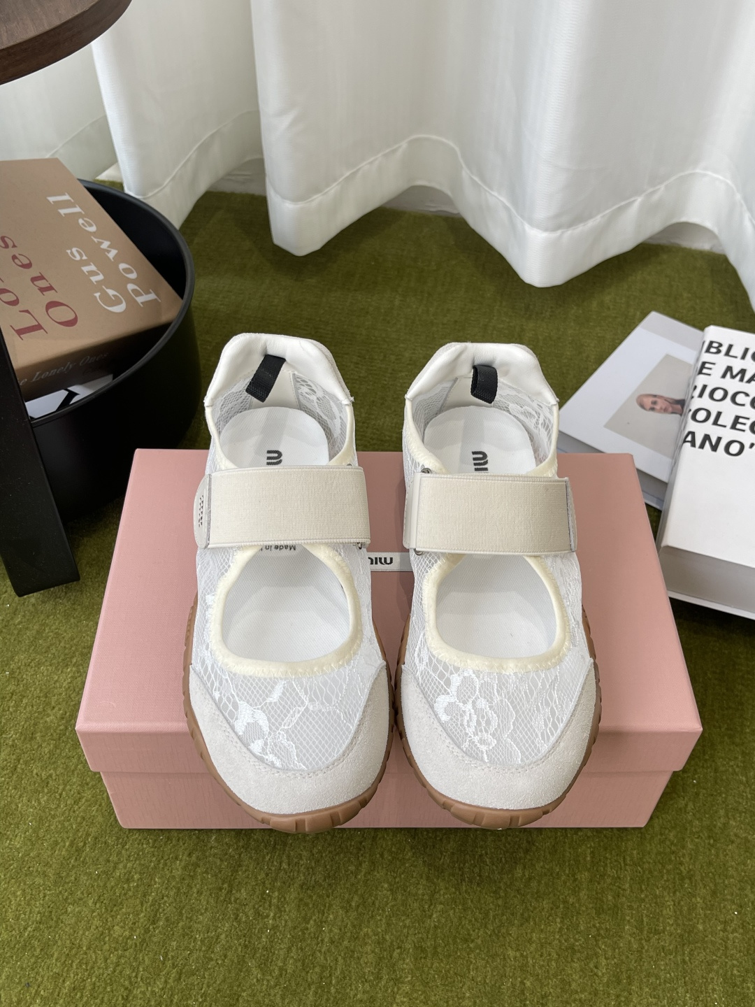 NO:788738,MiuMiu 26ss new spring and summer biscuit shoes Forrest shoes casual sports shoes miumiu latest hot style avant-garde and bold design Miu Miu style is integrated into the simple lines of this thick-soled breathable mesh Mary Jane design Unique logo is decorated on the tongue and back embellished with retro design to add iconic elements Thick-soled design defines avant-garde modern style Original custom lace fabric/cow suede Original imported soft sheepskin lining Original open-molded non-slip rubber outsole  Size 35-40 (40 is custom-made and non-returnable), casual shoes/sports shoes, miumiu, mary jane, sneakers, sheepskin19860909MiuMiu 缪缪 26ss春夏新款 饼干鞋 阿甘鞋 休闲运动鞋 miumiu最新爆款 前卫大胆的设计 Miu Miu风格融于此款厚底透气网布玛丽珍设计的简约线条 别致徽标饰于鞋舌与背面 点缀复古设计 平添标志性元素 厚底设计定义前卫的现代风格 原版定制蕾丝布料/牛反绒 内里原版进口柔软羊皮 鞋底原版开模防滑橡胶大底 码数35-40（40定做不退换）,休闲鞋/运动鞋,miumiu,mary jane,sneakers,sheepskin,Women's Shoes