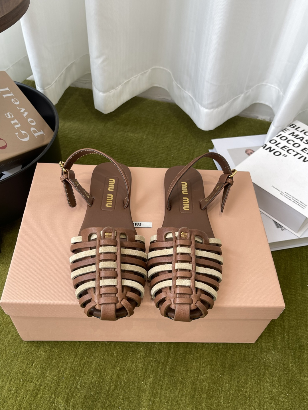 NO:781215,MiuMiu Miu Miu 26ss spring and summer new style woven hollow flat sandals This woven hollow flat sandals have a toe design, a one-word buckle, simple and exquisite, soft soles, super comfortable for daily wear, hollow woven and breathable, perfect for summer wear, flat design, easy to control for commuting and leisure, versatile attributes that make you look good with skirts or casual pants, easy to switch between multiple styles, upper sheepskin/nubuck leather/metallic leather  Sheepskin lining, code number 35-40 (40 customized), sandals, miumiu, sandals, skirts, sheepskin19860909MiuMiu 缪缪 26ss春夏新款 编织镂空 平底凉鞋 这款编织镂空平底凉鞋 包头设计 一字带扣 简约又精致 鞋底柔软 日常穿着超舒适 镂空编织透气 夏天穿超合适 平底设计 通勤休闲都能轻松驾驭 百搭属性让你搭配裙装或休闲裤都很出彩 轻松切换多种风格 鞋面羊皮/磨砂皮/金属皮 内里垫脚羊皮 码数35-40（40定做）,凉鞋,miumiu,sandals,skirts,sheepskin,Women's Shoes