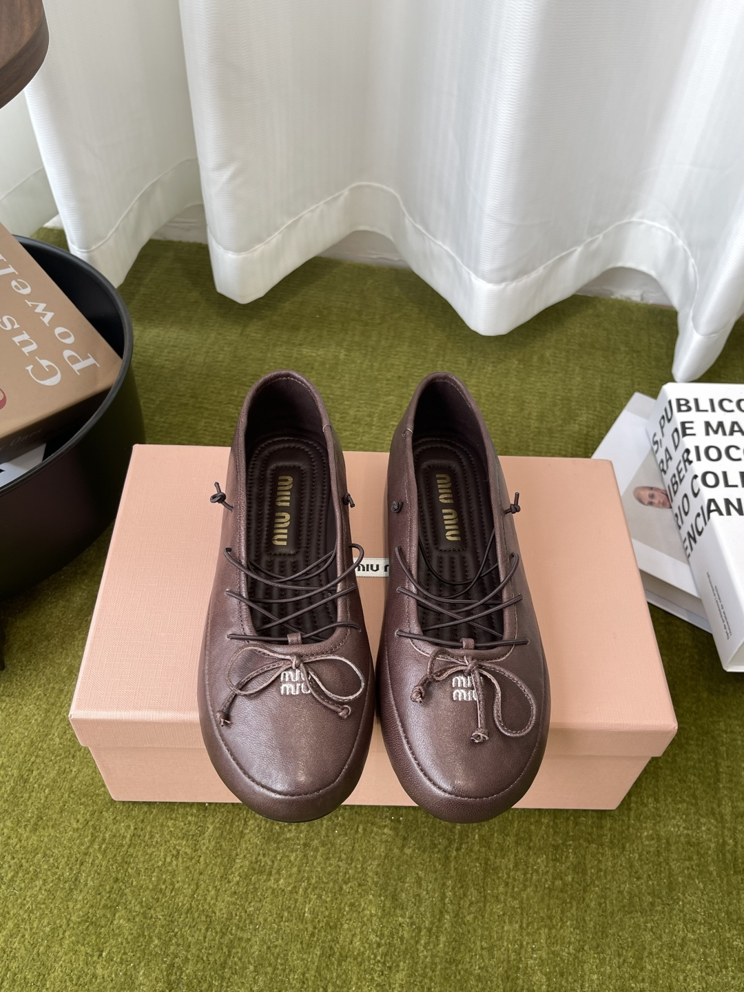 NO:781206,MiuMiu Miu Miu 2026ss new style French Mary Jane flat shoes single shoes. This flat shoe appeared in Miu Miu 2026 spring and summer fashion show. It reinterprets the iconic style of Miu Miu series. The unique design reveals a feminine style. This pair of flat shoes is simply poisonous. It is true that the more you look at it, the more you like it. From gorgeous skirts to smart and simple trousers, this pair of ballet shoes can handle everything, making yourself the highlight of the look.  Fabric custom-made original sheepskin, inner padding sheepskin, original rubber outsole, size 35-40 (40 customized, non-returnable), ballet shoes, miumiu, mary jane, flats, skirts, sheepskin19860909MiuMiu 缪缪 2026ss新款 法式玛丽珍 平底鞋 单鞋  这款平底鞋亮相缪缪2026春夏时装秀 焕新演绎MiuMiu系列标志性的风格 别致的设计展露柔美风情 这双平底鞋简直有毒 越看越中意真不是瞎说的 从华丽的裙装 到干练简洁的裤装 这双芭蕾舞鞋无一不能驾驭 妥妥的让自己成为造型的亮点 面料定制原版羊皮 内里垫脚羊皮 原版橡胶大底 码数35-40（40 定做不退换）,芭蕾舞鞋,miumiu,mary jane,flats,skirts,sheepskin,Women's Shoes