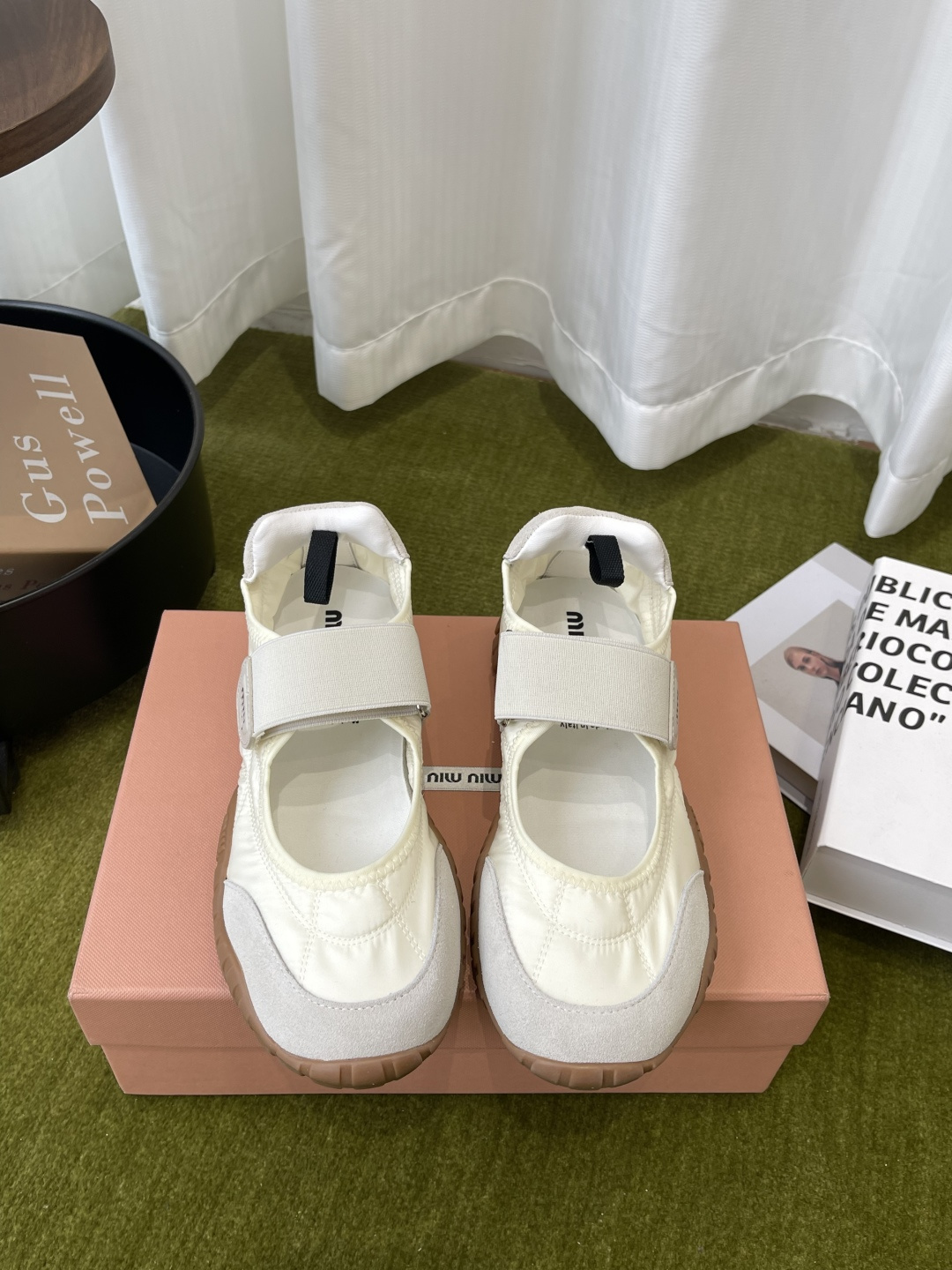 NO:782210,Miu Miu Spring and Summer New Biscuit Shoes Forrest Gump Casual Sports Shoes Avant-garde and bold design Miu Miu style is integrated into the simple lines of this thick-soled silk raincloth Mary Jane design Unique logos are decorated on the tongue and back of the shoe, embellished with retro design, adding iconic elements Thick-soled design defines avant-garde modern style Fabric original custom fabric/cow suede Lining original imported soft sheepskin Original open-molded anti-slip rubber outsole  Size 35-40 (40 customized), casual shoes/sports shoes, miumiu, mary jane, sneakers, sheepskin, real silk19860909Miu Miu 缪缪 春夏新款 饼干鞋 阿甘鞋休闲运动鞋 前卫大胆的设计 Miu Miu风格融于此款厚底真丝雨布玛丽珍设计的简约线条 别致徽标饰于鞋舌与背面 点缀复古设计 平添标志性元素 厚底设计定义前卫的现代风格 面料原版定制布料/牛反绒 内里原版进口柔软羊皮 原版开模防滑橡胶大底 码数35-40（40定做）,休闲鞋/运动鞋,miumiu,mary jane,sneakers,sheepskin,real silk,Women's Shoes