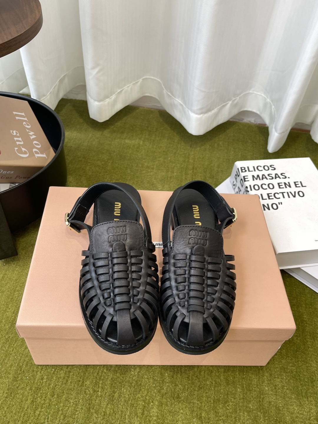 NO:782198,MiuMiu 26ss latest summer flat pleated braided rope sandals This summer I have prepared a few more pairs of must-have slippers for you. The braided rope surface process is indeed more difficult than before. The control of details is particularly important. It cannot be completed with a machine. All operations are done by hand. The toe design makes the whole pair of shoes full of comfort. The upper is cowhide, the inner sheepskin, and the sole is rubber outsole.  Size 35-40 (40 customized), sandals, miumiu, sandals, slippers, cowhide, sheepskin19860909MiuMiu 缪缪 26ss 最新夏季 平底褶皱 编织绳 凉鞋 今年夏天为你们多准备几双必备拖鞋 编绳面工艺确实比以往更难 细节的把控尤为重要 用机器是无法完成的 全部手工来操作啦 包头设计 整双鞋舒适度拉满 鞋面牛皮 内里羊皮 鞋底橡胶大底 码数35-40（40定做）,凉鞋,miumiu,sandals,slippers,cowhide,sheepskin,Women's Shoes