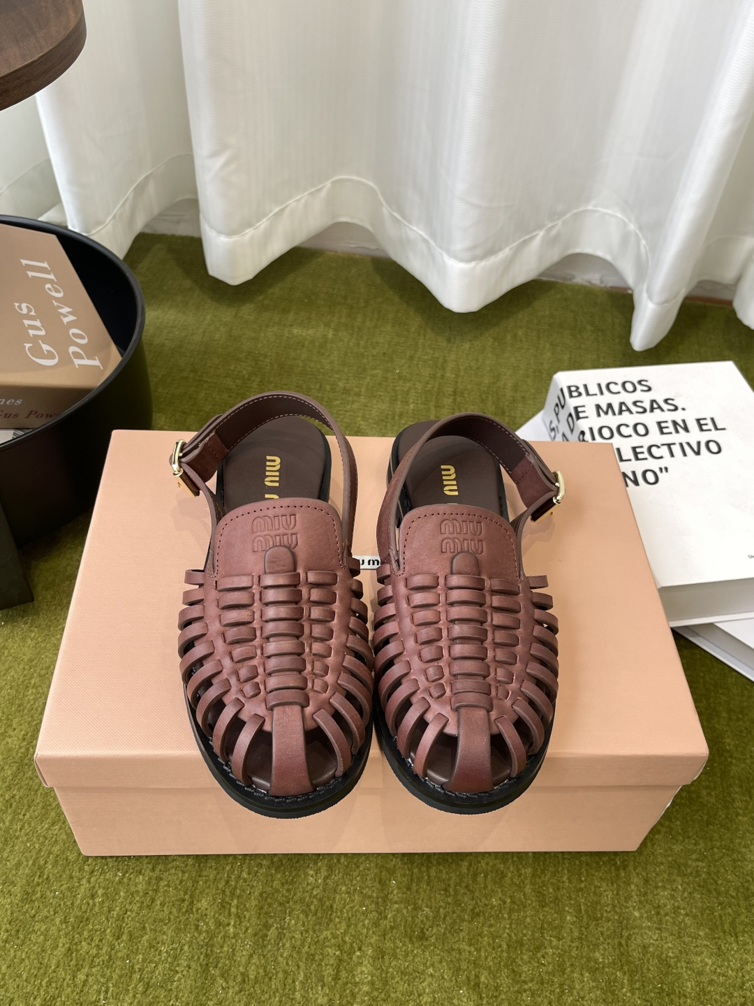NO:782204,MiuMiu Miu Miu 26ss latest summer flat pleated coded rope sandals prepare a few more pairs of must-have slippers for you this summer. The rope braiding process is indeed more difficult than before. The control of details is particularly important. It cannot be completed with a machine. It is all done by hand. The toe design makes the whole pair of shoes full of comfort. The upper is cowhide, the lining is sheepskin, and the sole is rubber outsole.  Size 35-40 (40 customized), sandals, miumiu, sandals, slippers, cowhide, sheepskin19860909MiuMiu 缪缪 26ss 最新夏季 平底褶皱 编码绳 凉鞋 今年夏天为你们多准备几双必备拖鞋 编绳面工艺确实比以往更难 细节的把控尤为重要 用机器是无法完成的 全部手工来操作啦 包头设计 整双鞋舒适度拉满 鞋面牛皮 内里羊皮 鞋底橡胶大底 码数35-40（40定做）,凉鞋,miumiu,sandals,slippers,cowhide,sheepskin,Women's Shoes